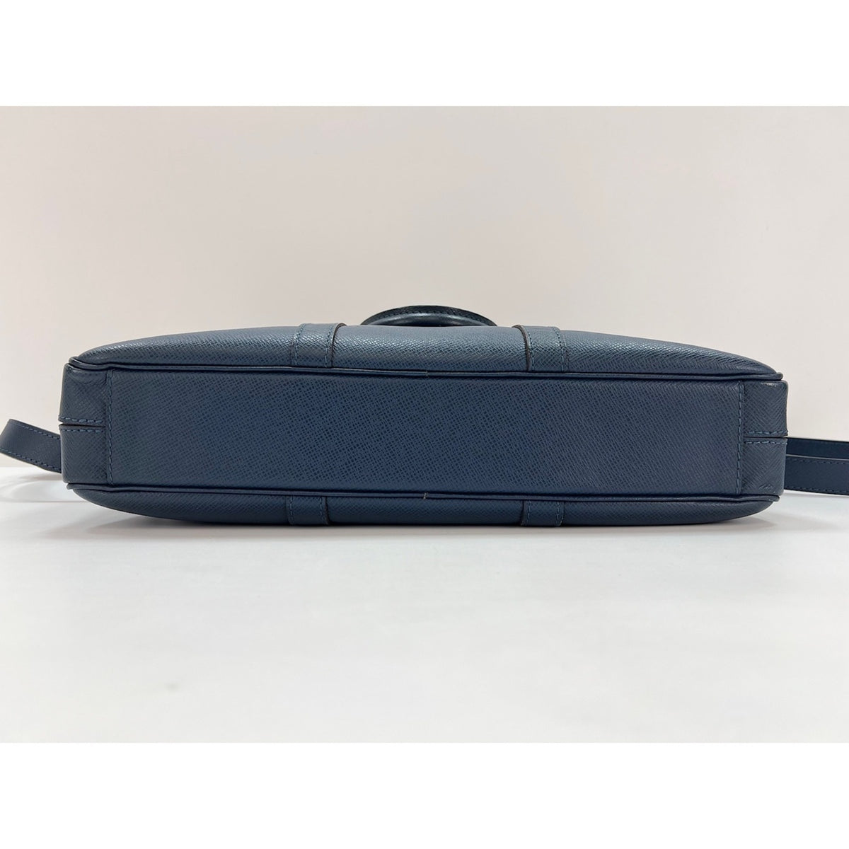 Louis Vuitton Taiga Blue Taiga Leather Handbag (Pre-Owned)