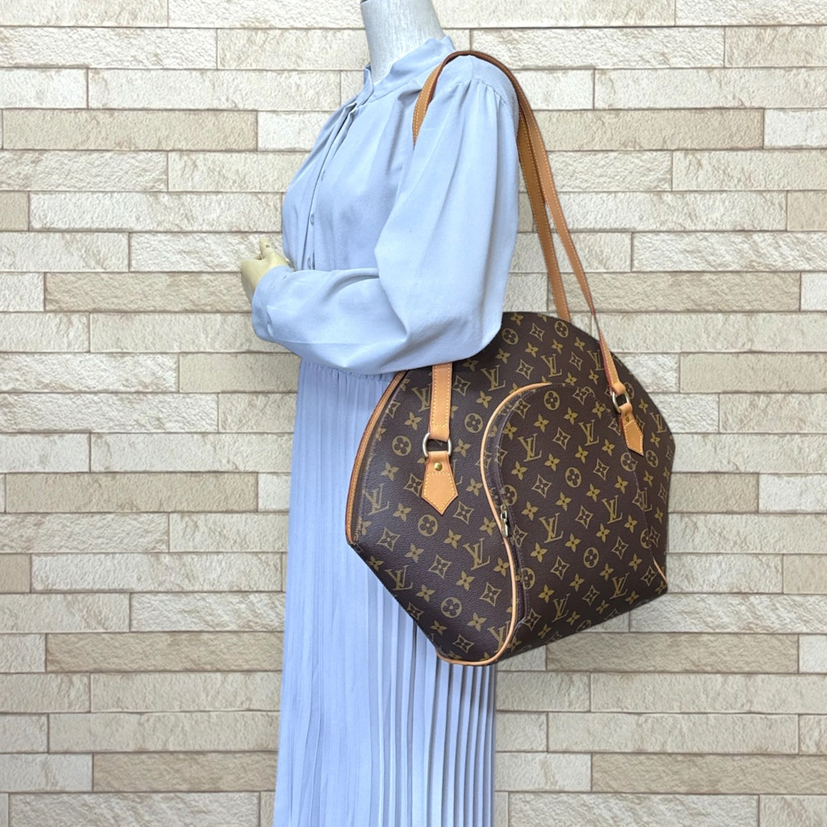 Louis Vuitton Brown Monogram Shoulder Bag (Pre-Owned)
