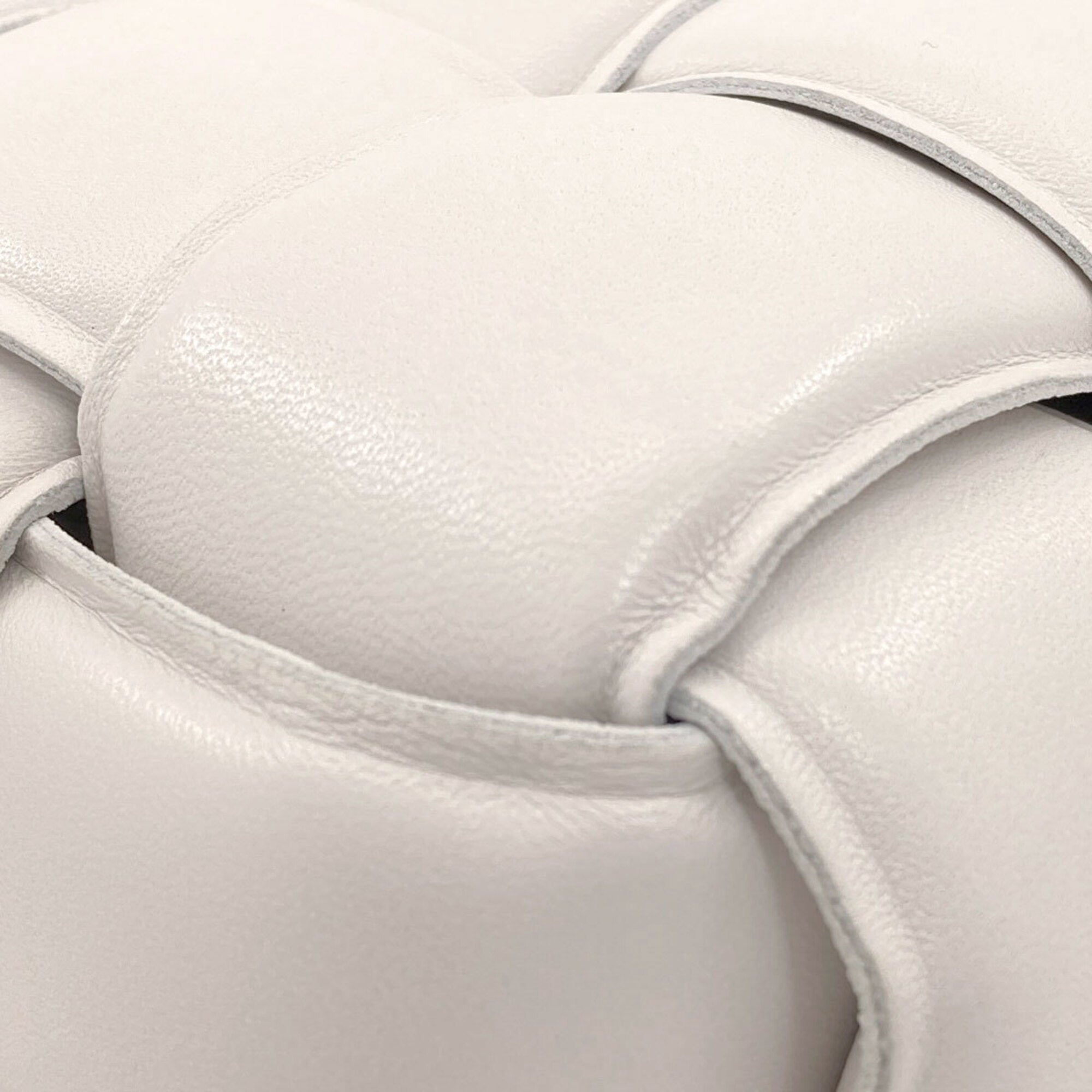 Bottega Veneta White Leather Handbag (Pre-Owned)