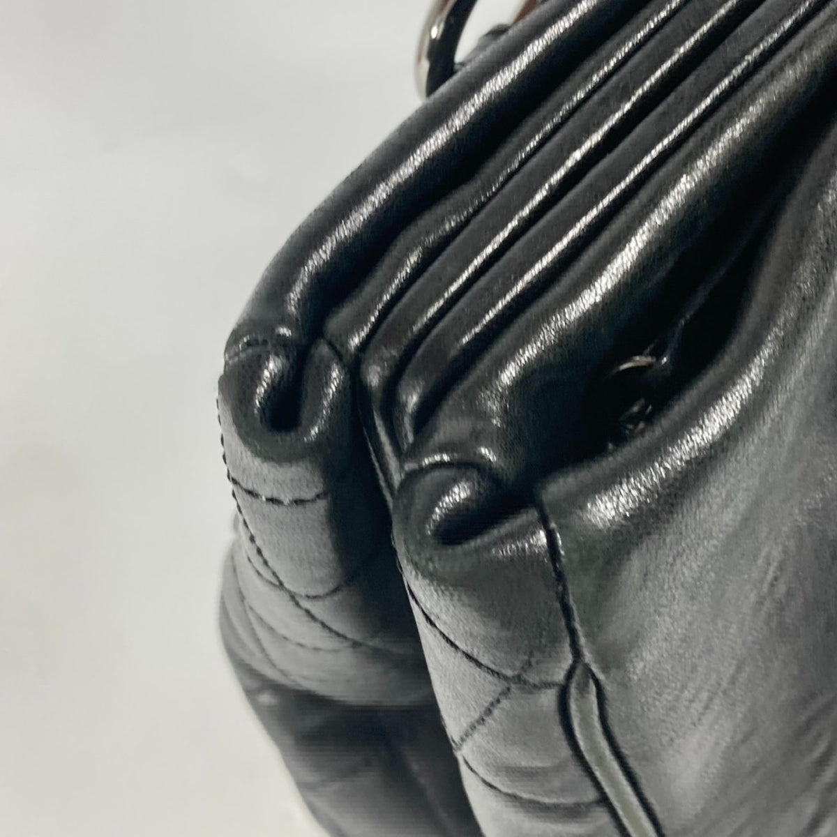 Chanel Black Leather Shoulder Bag (Pre-Owned)