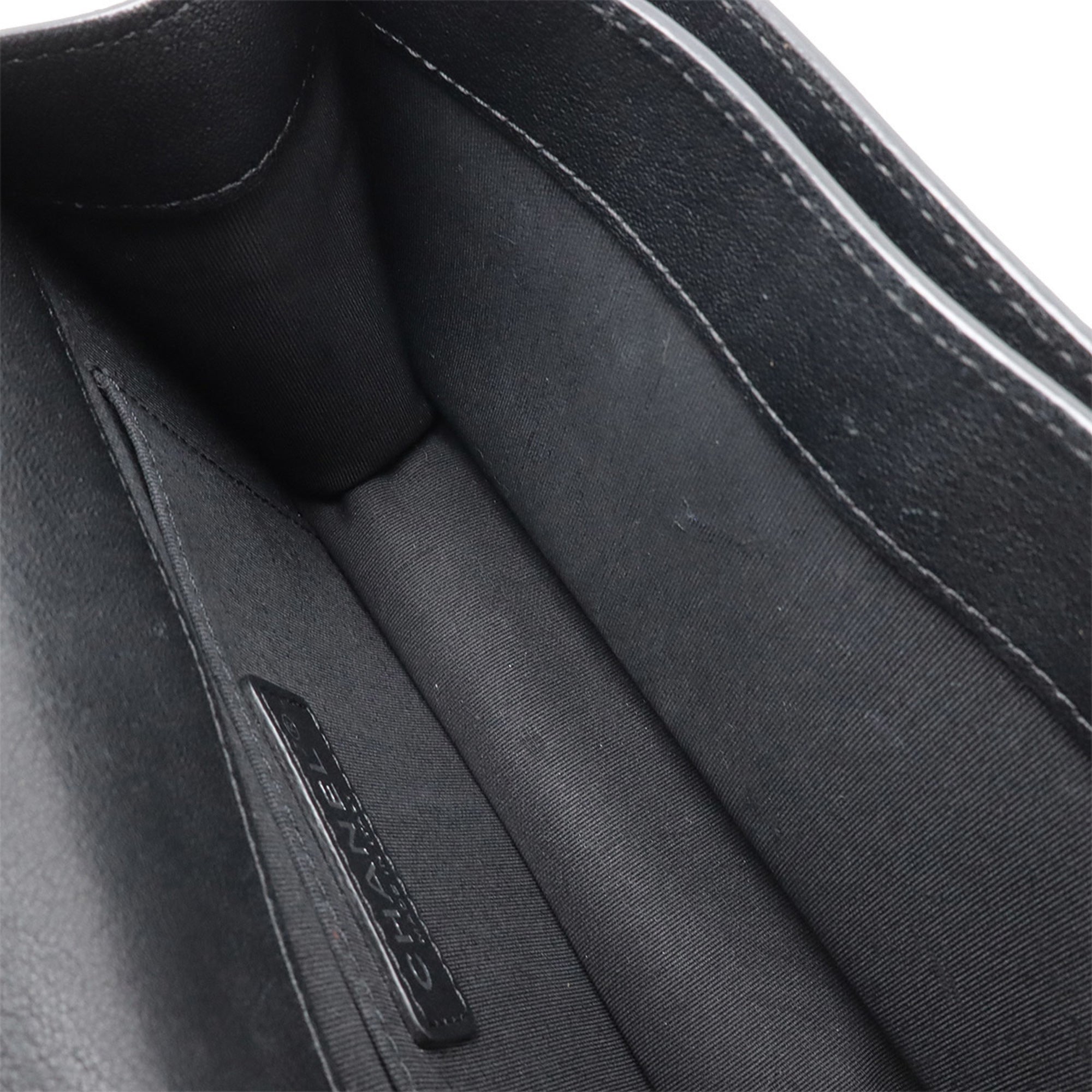 Chanel Black Leather Shoulder Bag (Pre-Owned)