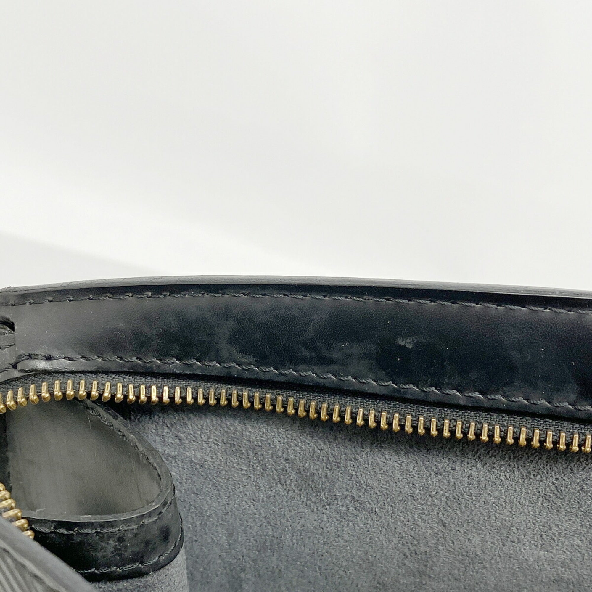 Louis Vuitton Noir Shoulder Bag (Pre-Owned)