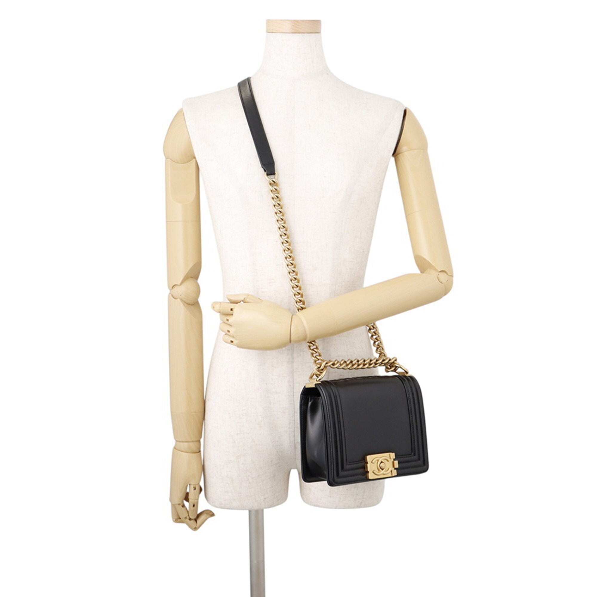 Chanel Black Leather Shoulder Bag (Pre-Owned)