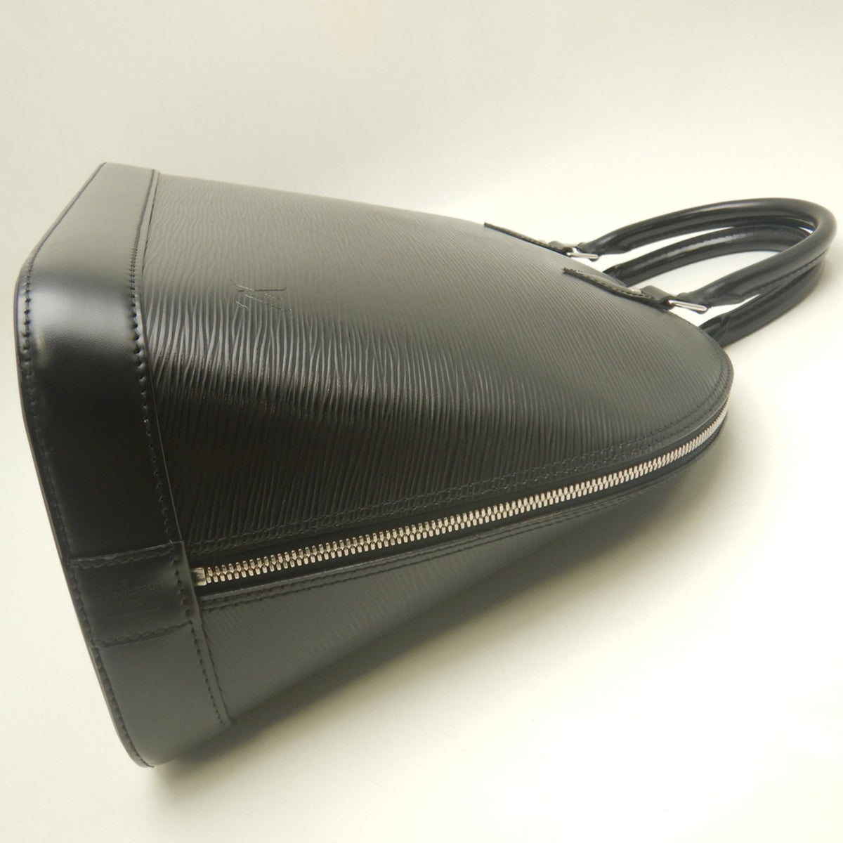 Louis Vuitton Noir Epi Leather Handbag (Pre-Owned)