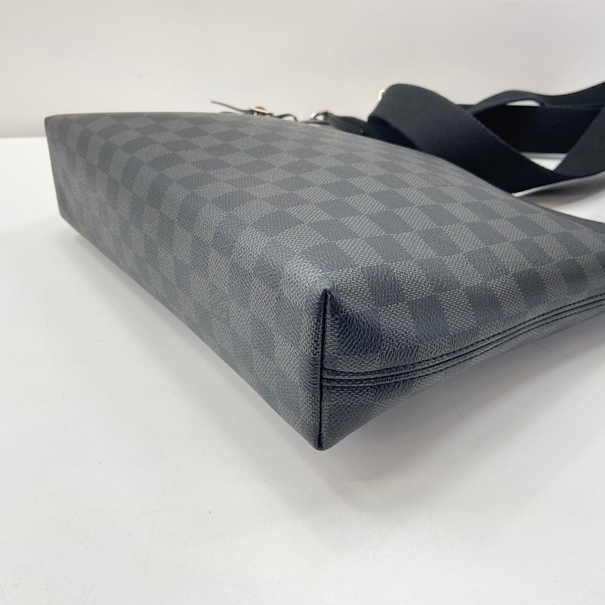 Louis Vuitton Black Shoulder Bag (Pre-Owned)