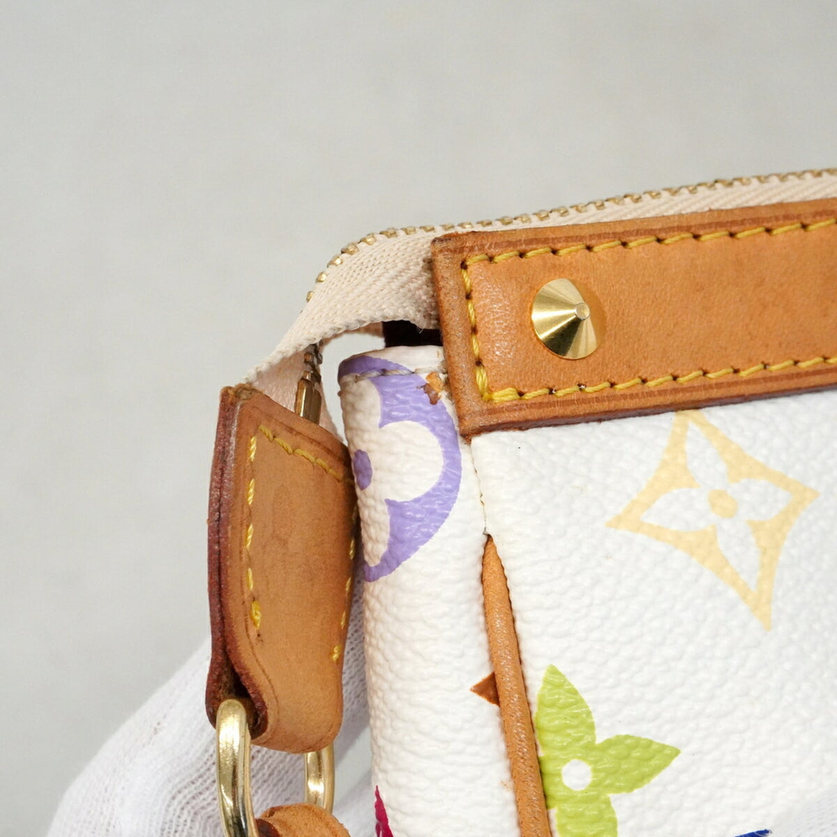 Louis Vuitton Blanc Pouch (Pre-Owned)