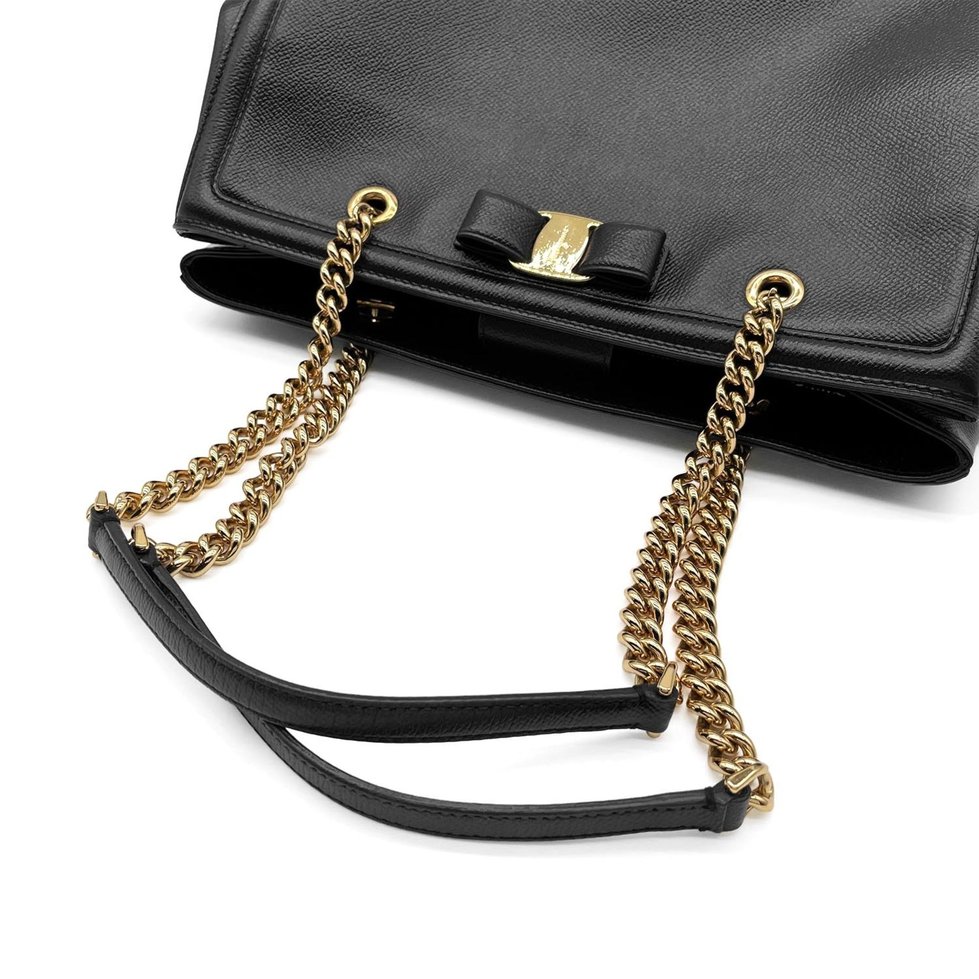 Salvatore Ferragamo Black Leather Shoulder Bag (Pre-Owned)
