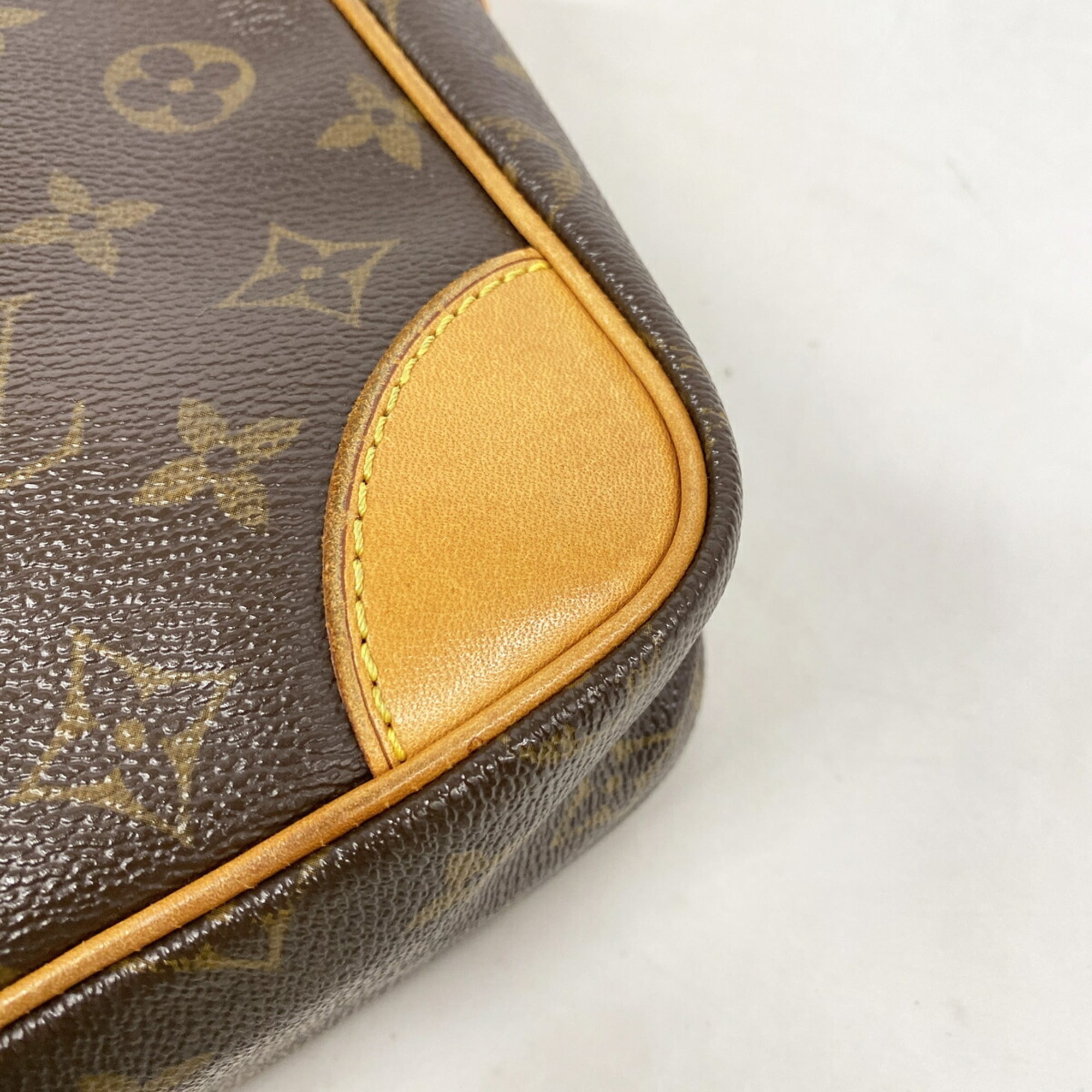 Louis Vuitton Brown Shoulder Bag (Pre-Owned)