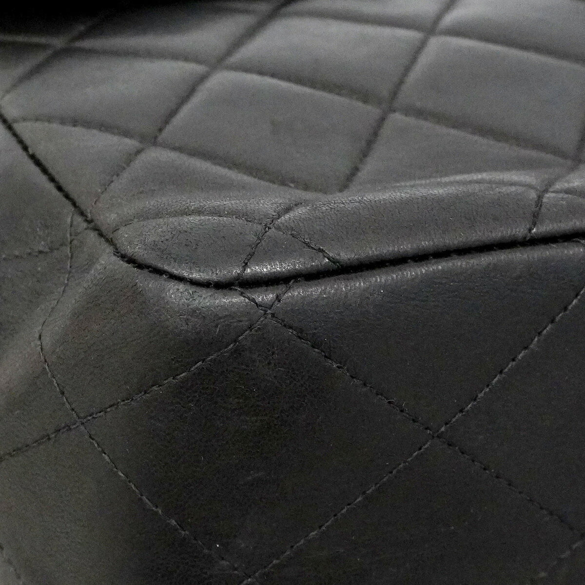 Chanel Black Leather Shoulder Bag (Pre-Owned)