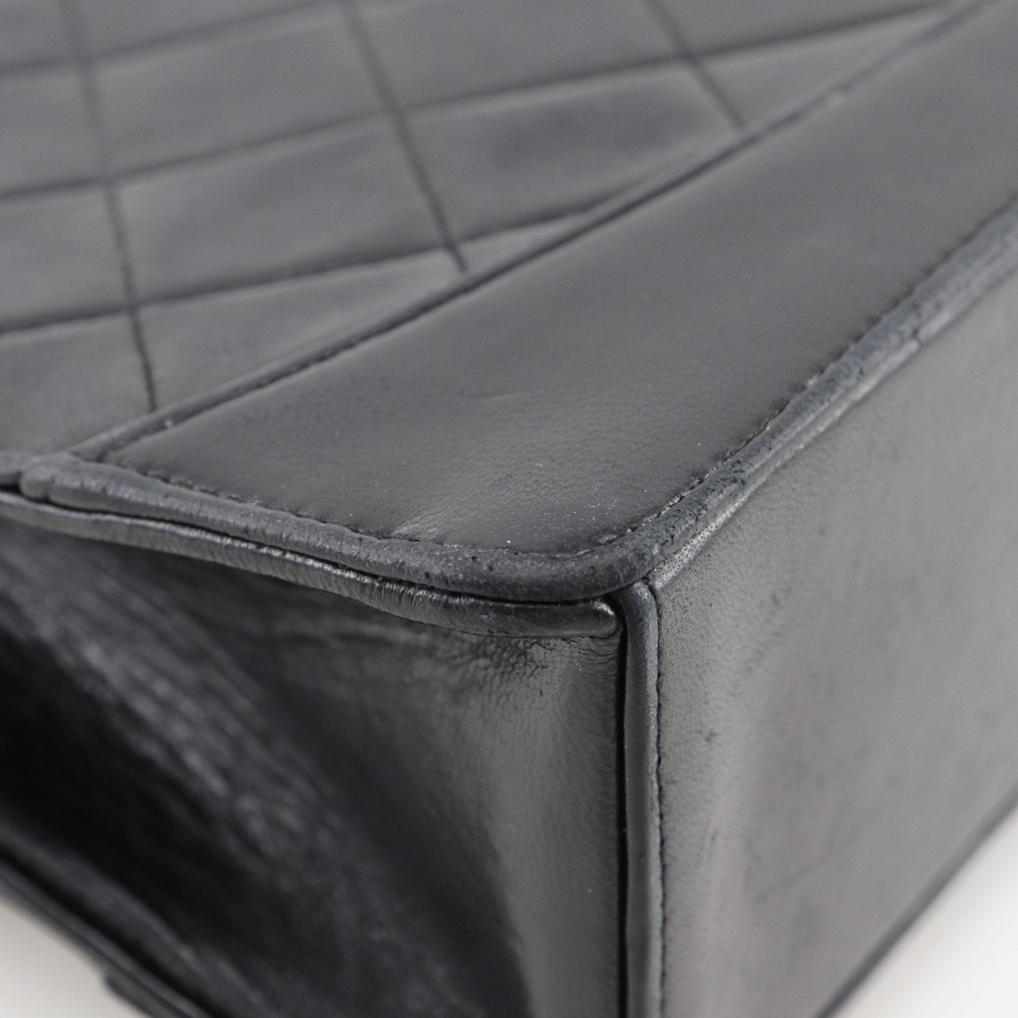 Chanel Black Leather Shoulder Bag (Pre-Owned)