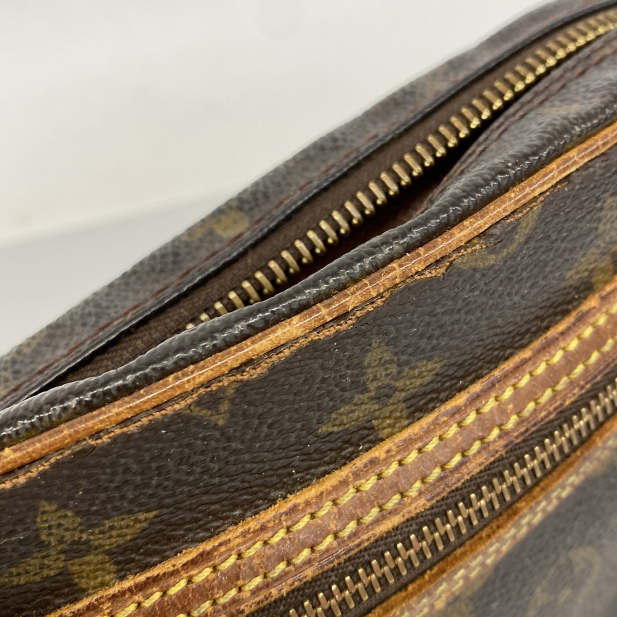 Louis Vuitton Brown Clutch Bag (Pre-Owned)