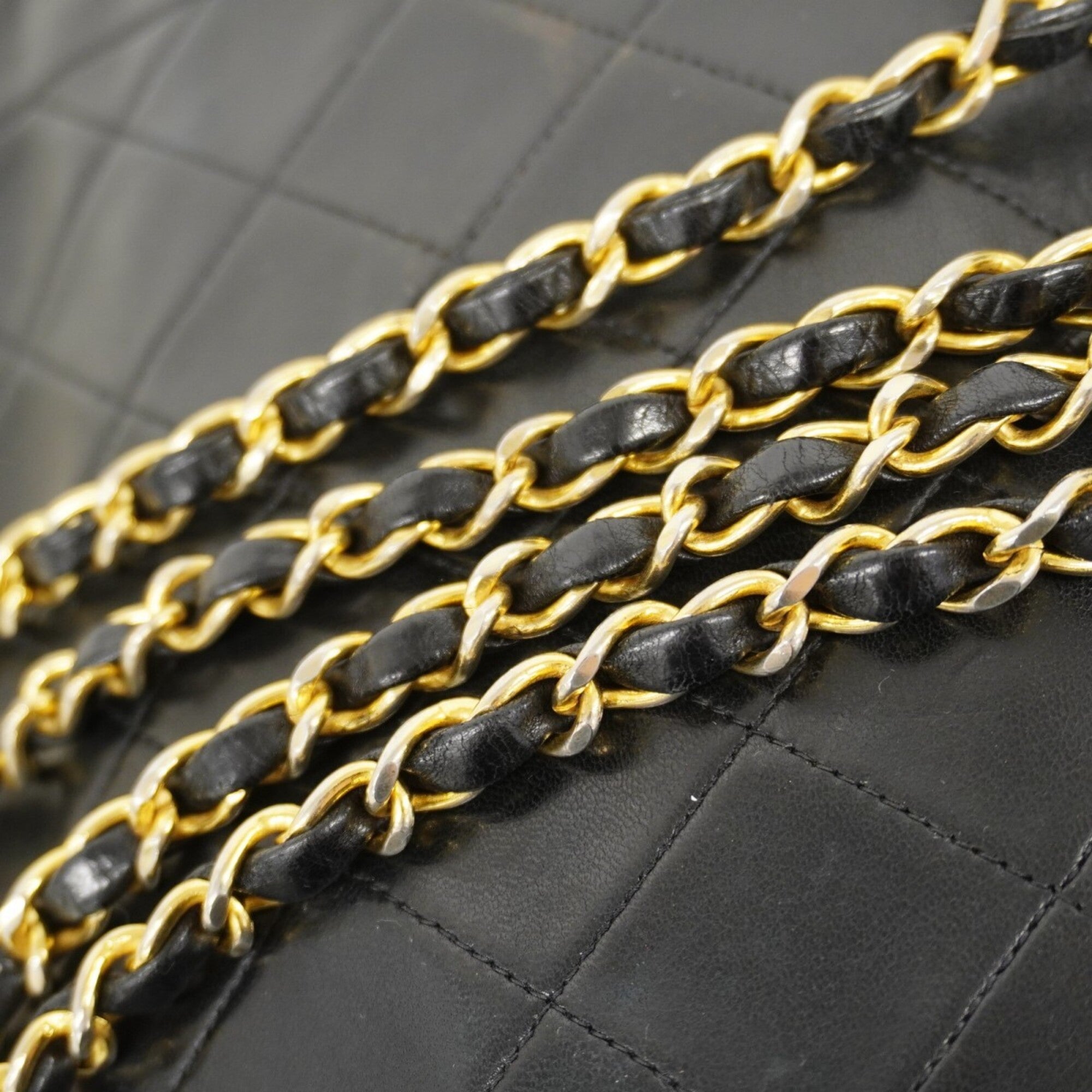 Chanel Black Leather Shoulder Bag (Pre-Owned)