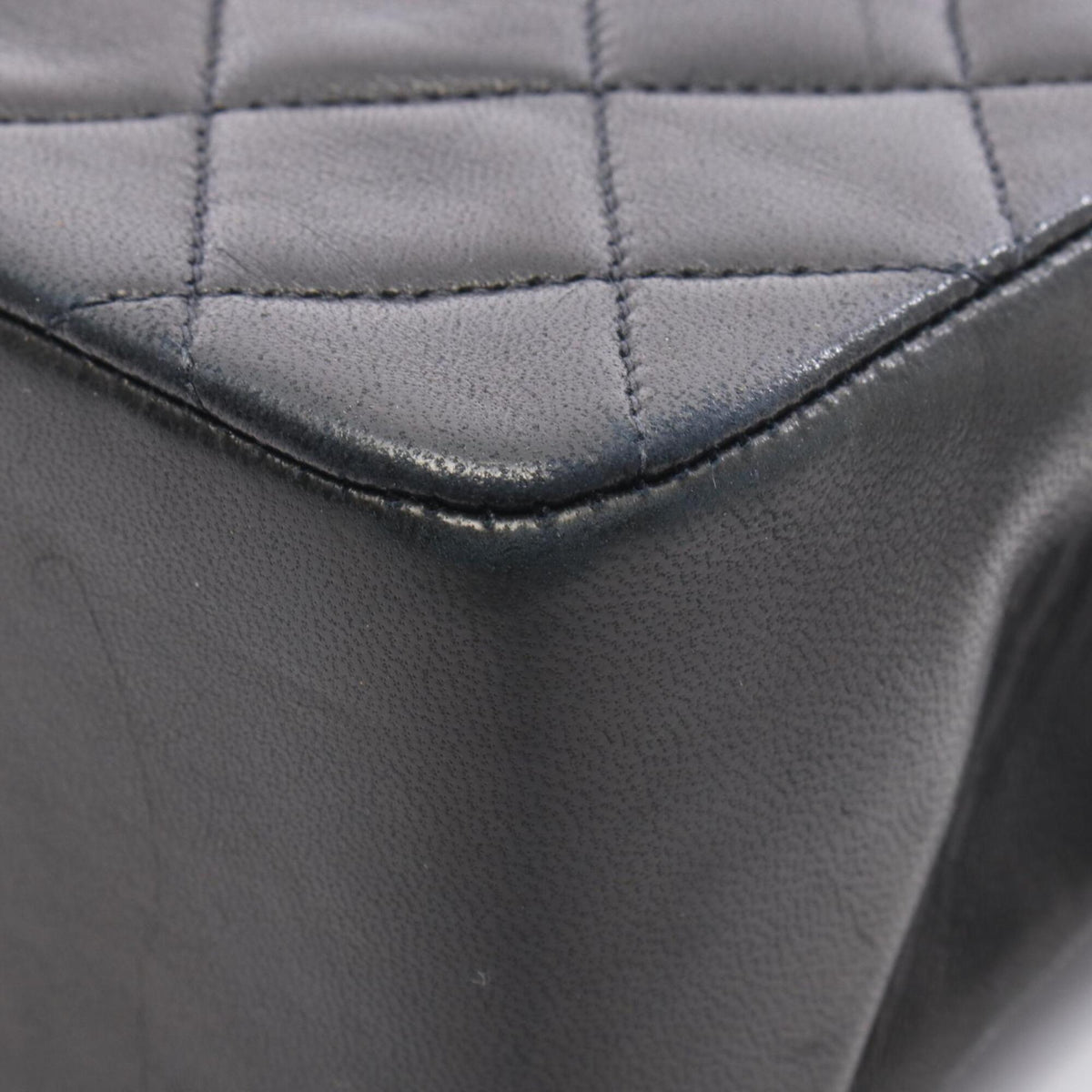 Chanel Black Leather Handbag (Pre-Owned)