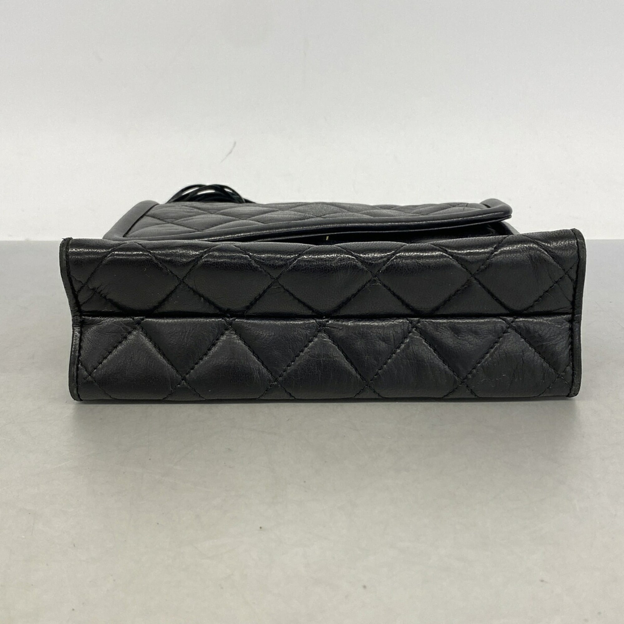 Chanel Black Leather Shoulder Bag (Pre-Owned)