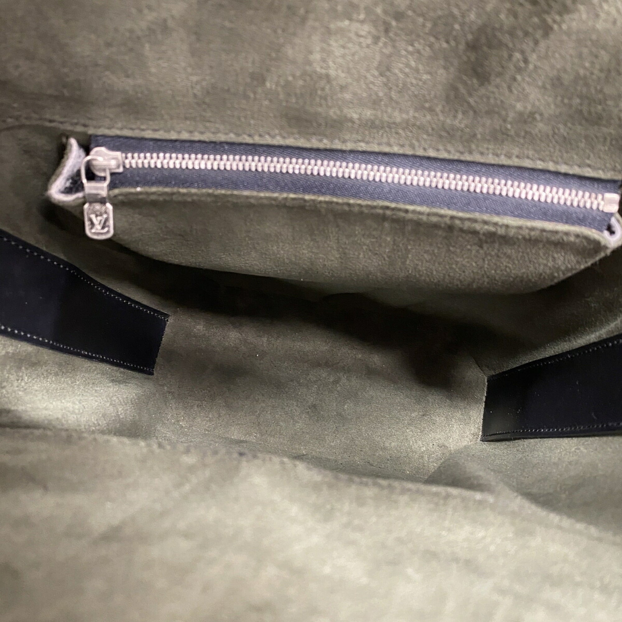 Louis Vuitton Noir Shoulder Bag (Pre-Owned)