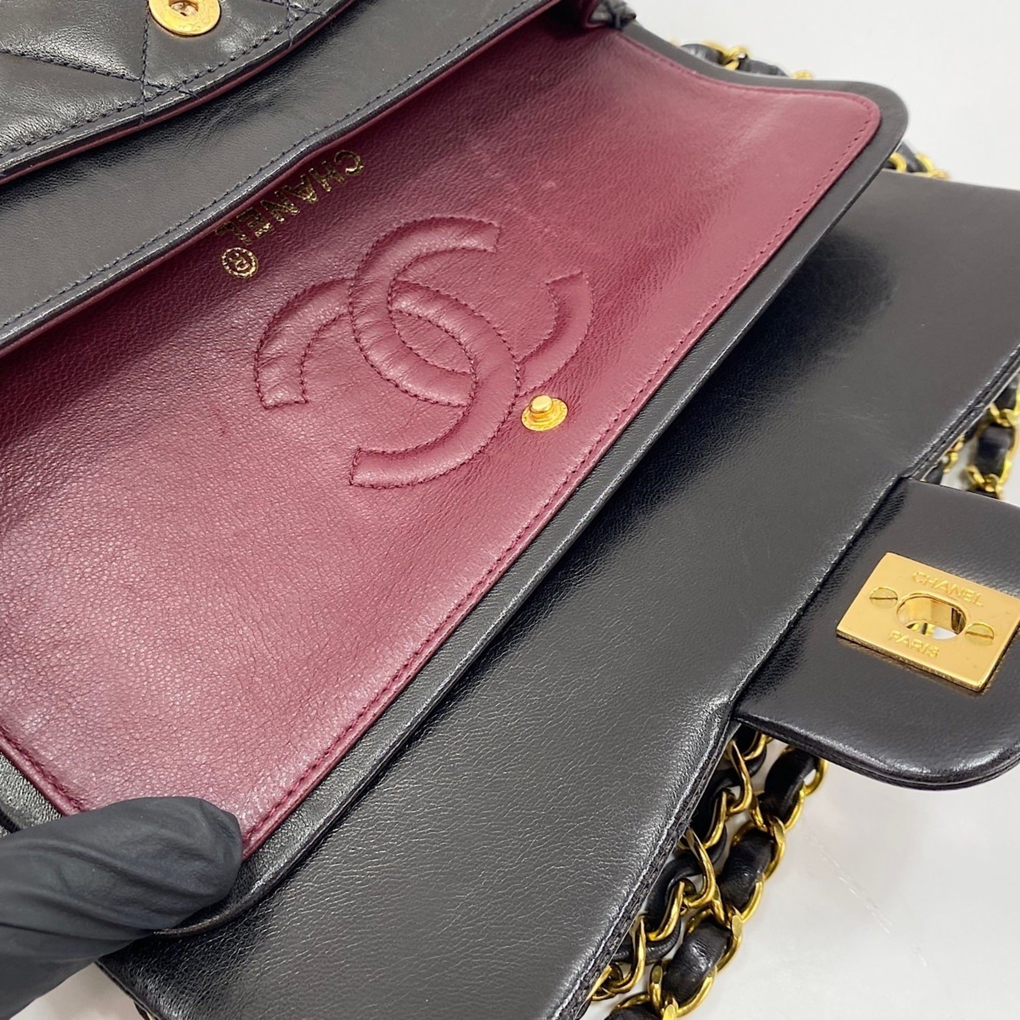 Chanel Black Shoulder Bag (Pre-Owned)