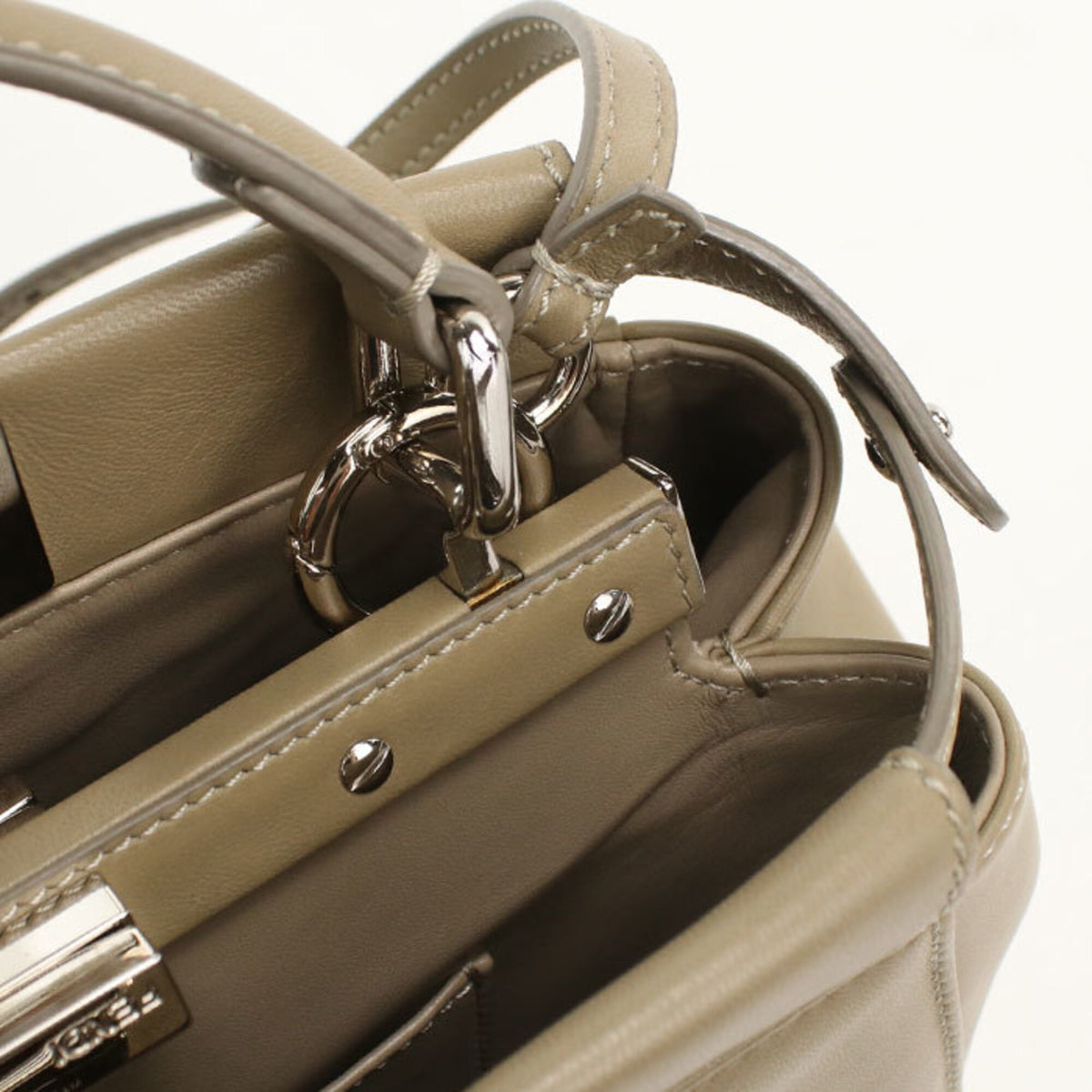Fendi Beige Leather Handbag (Pre-Owned)