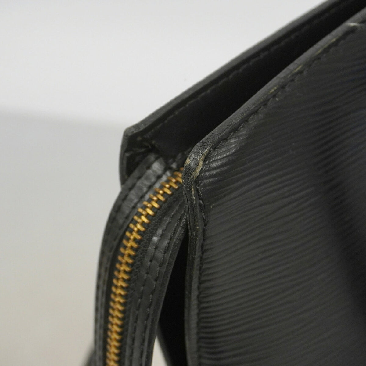 Louis Vuitton Noir Shoulder Bag (Pre-Owned)