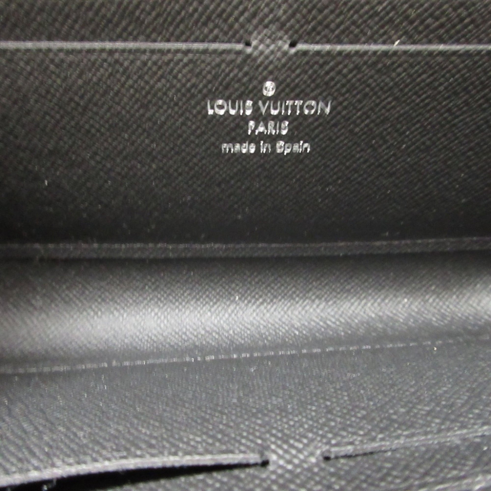 Louis Vuitton Black Taiga Leather Long Wallet (Bi-Fold) (Pre-Owned)