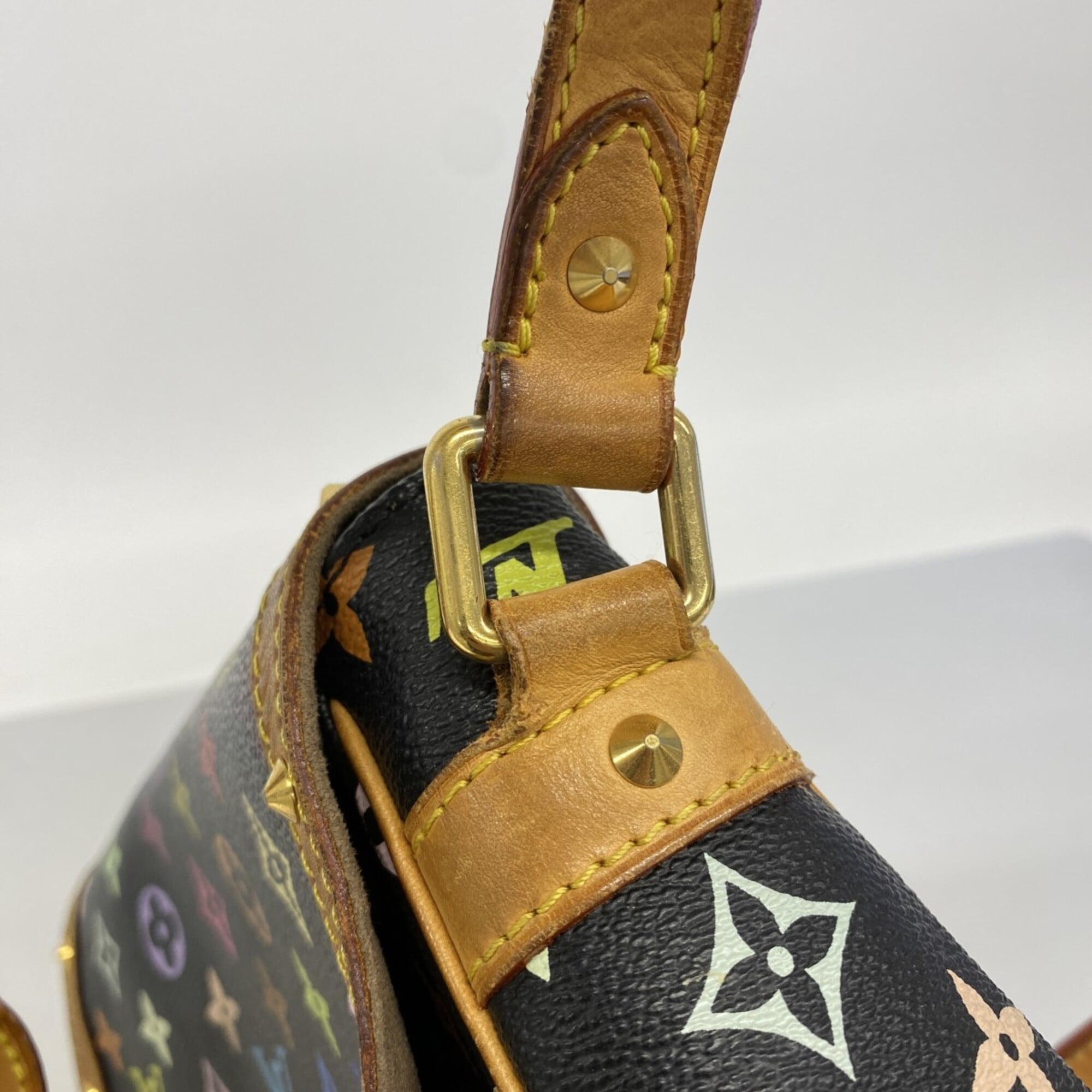Louis Vuitton Noir Shoulder Bag (Pre-Owned)