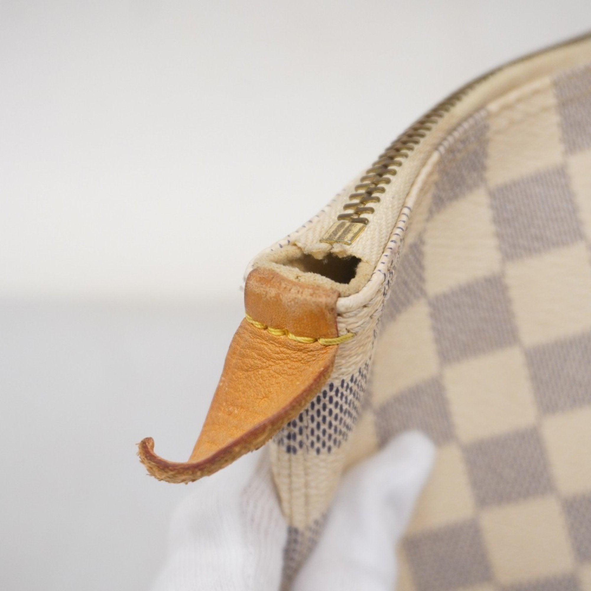 Louis Vuitton White Handbag (Pre-Owned)