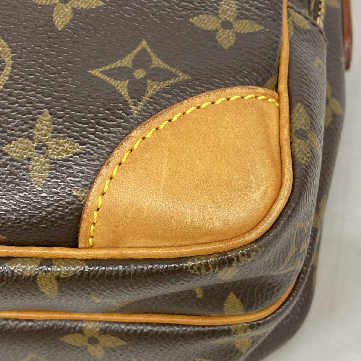 Louis Vuitton Brown Shoulder Bag (Pre-Owned)