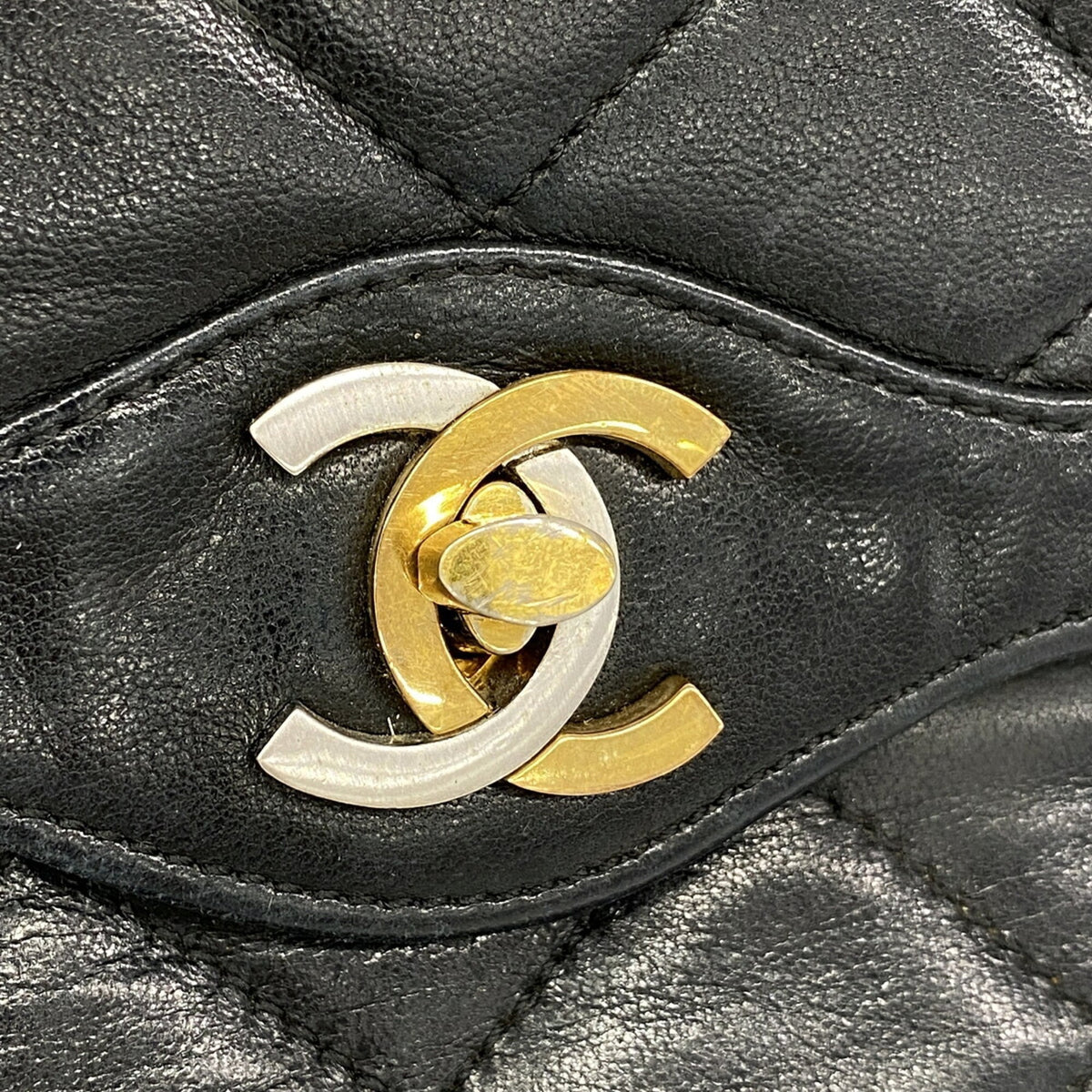 Chanel Black Leather Shoulder Bag (Pre-Owned)