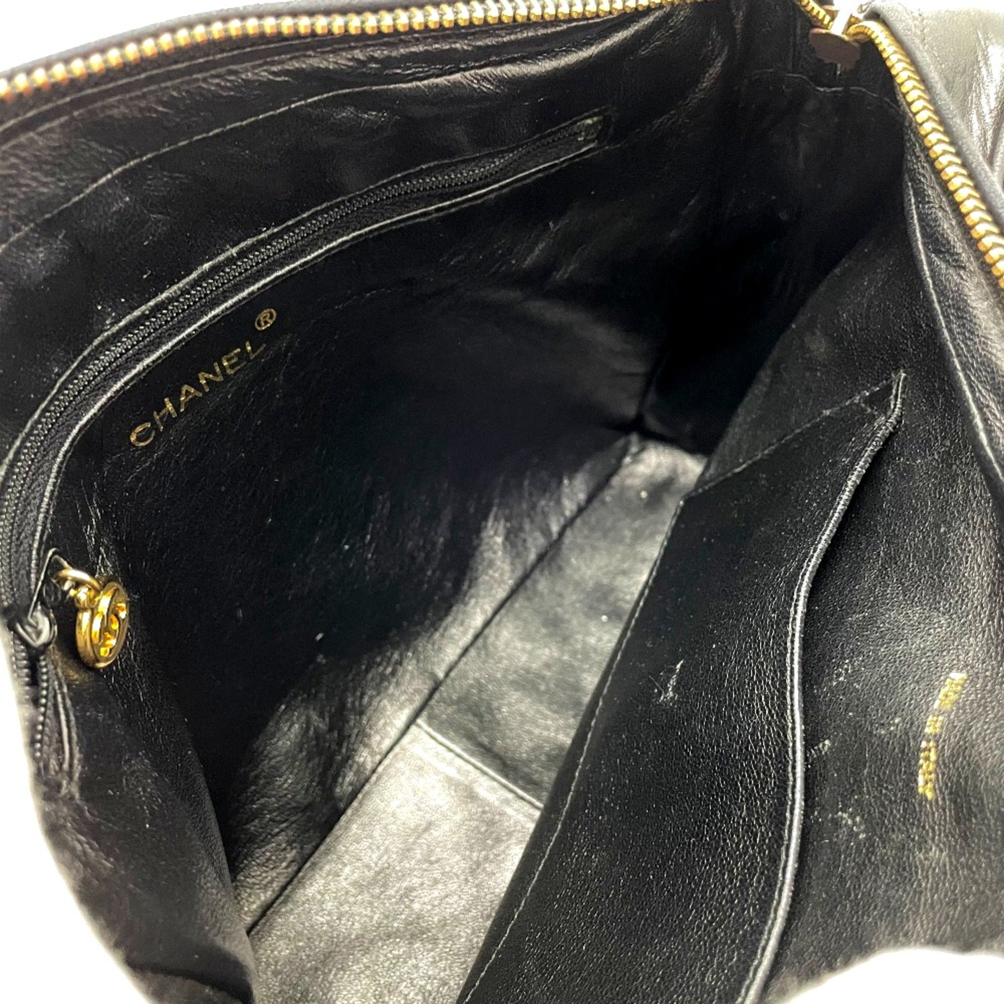 Chanel Black Leather Shoulder Bag (Pre-Owned)