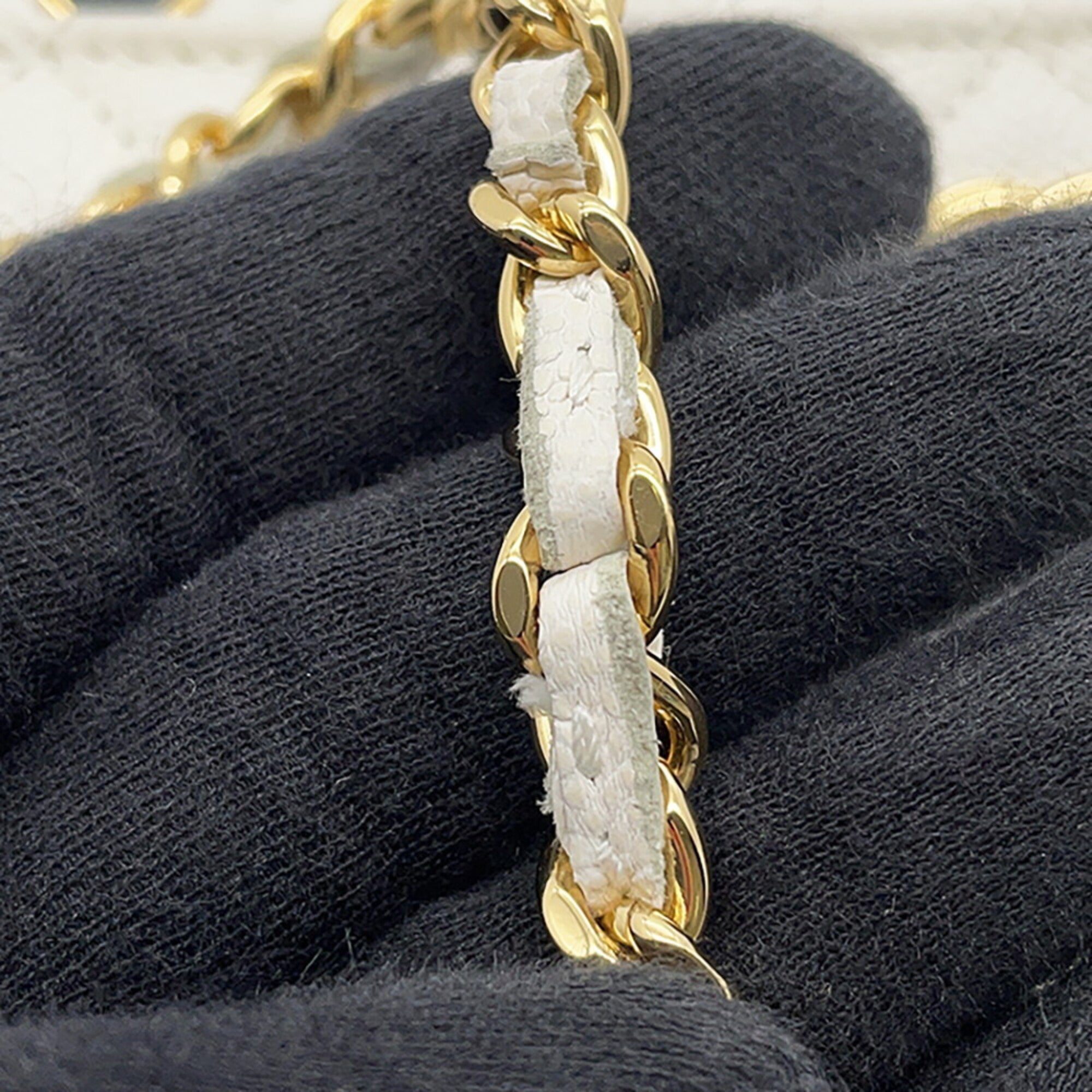 Chanel White Grained Calfskin Chain/Shoulder Wallet (Pre-Owned)