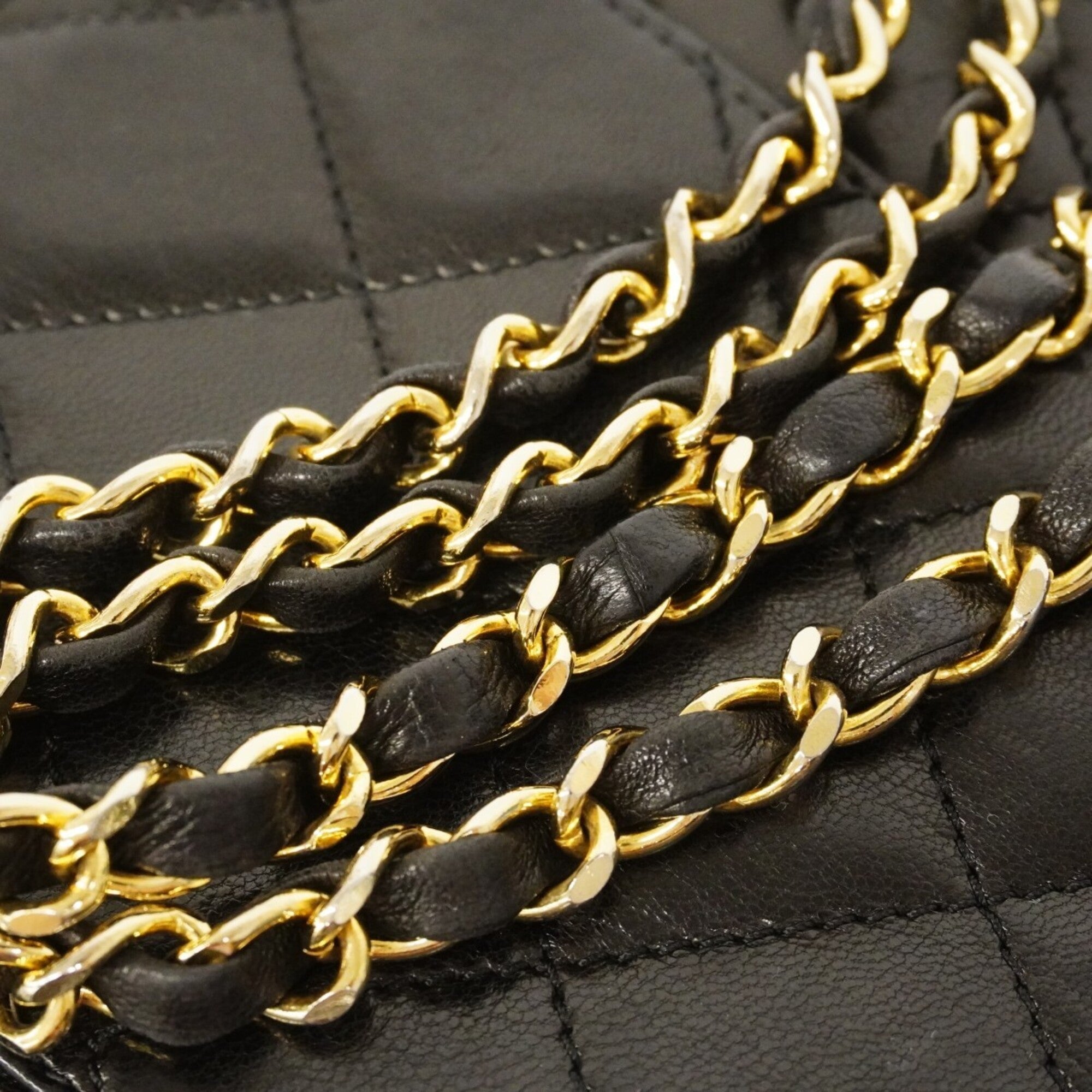 Chanel Black Leather Shoulder Bag (Pre-Owned)