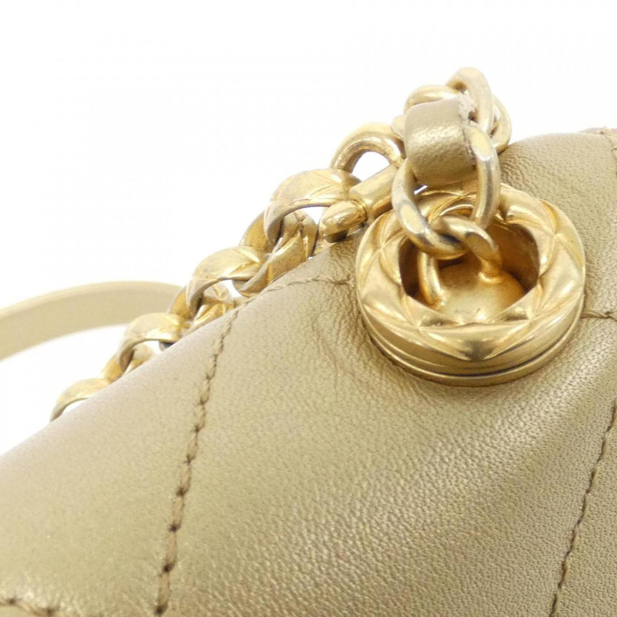 Chanel Silver Leather Handbag (Pre-Owned)