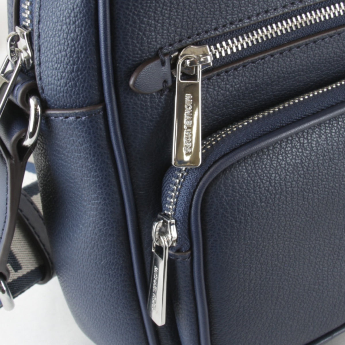 Michael Kors Jet Set Navy Leather Shoulder Bag (Pre-Owned)