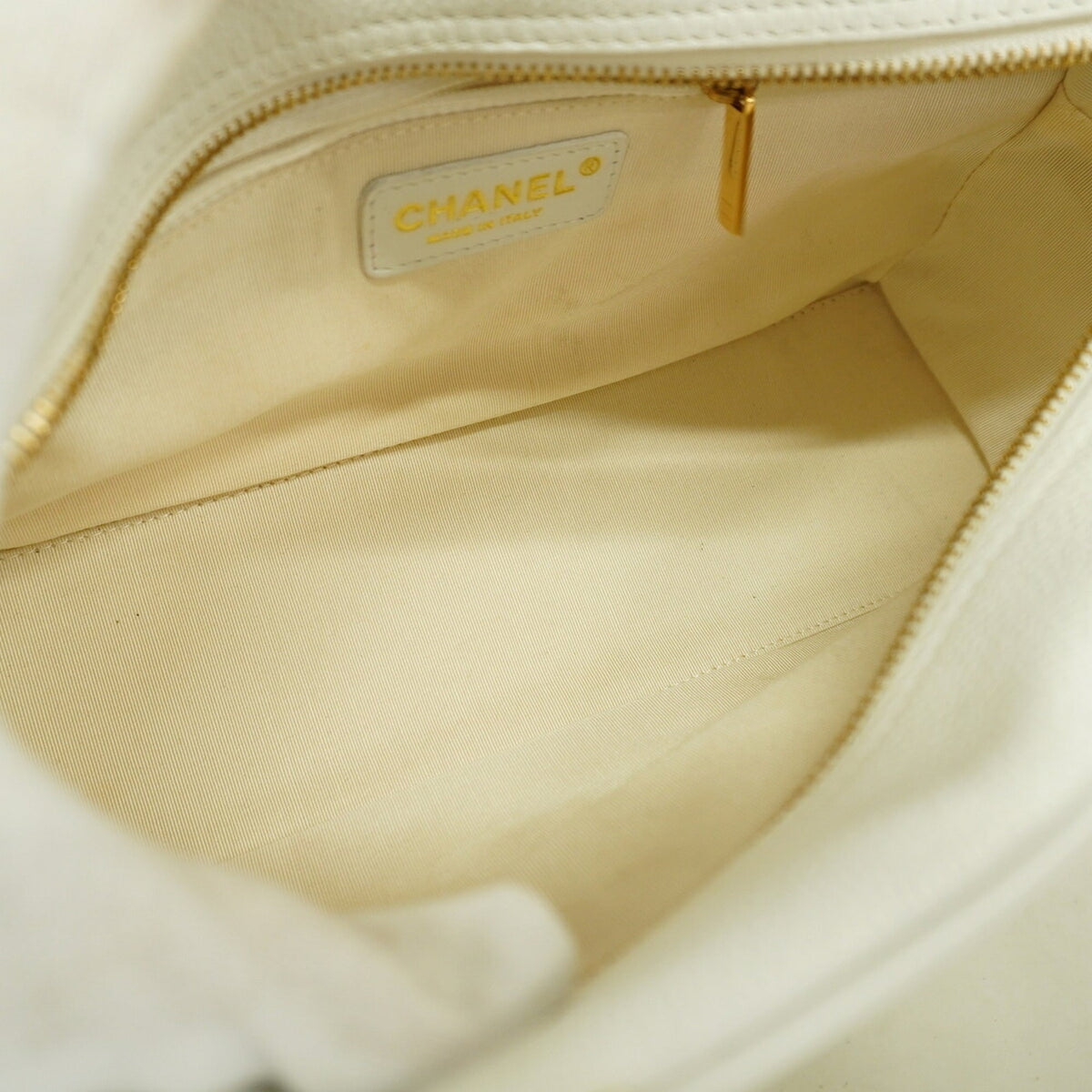 Chanel White Grained Calfskin Handbag (Pre-Owned)