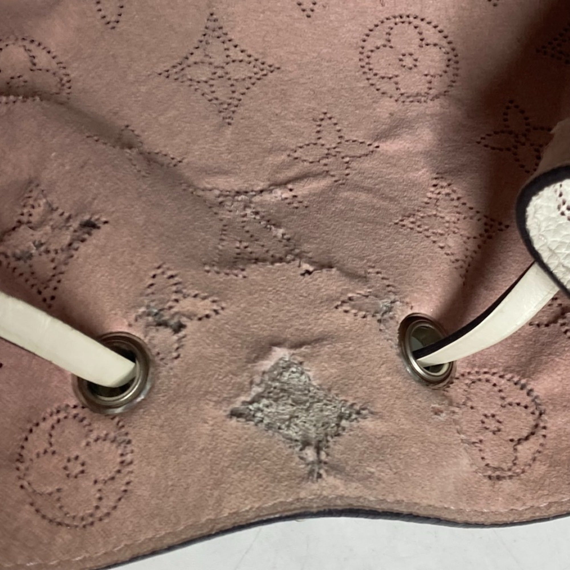Louis Vuitton Blanc White Mahina Leather Handbag Shoulder Bag (Pre-Owned)