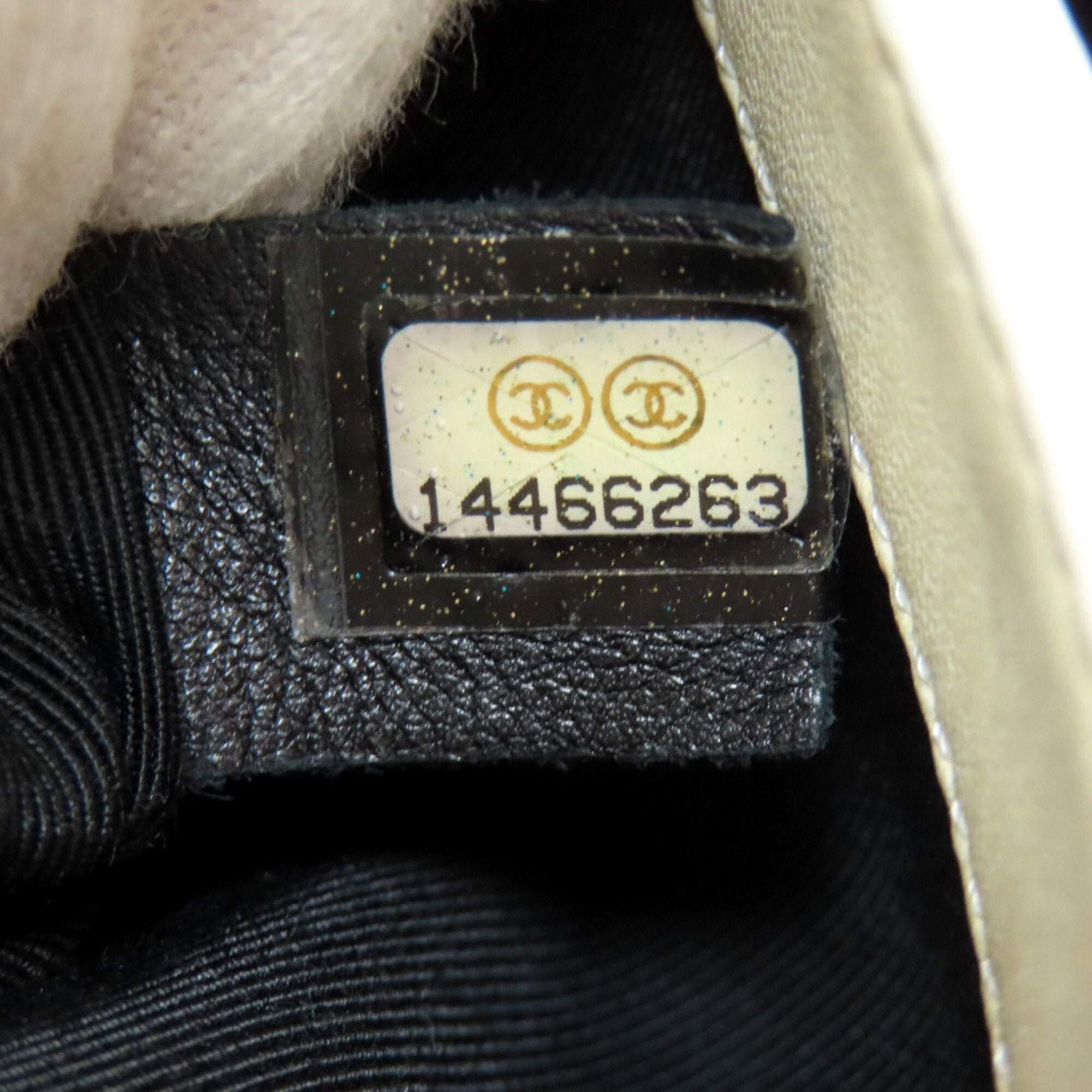 Chanel White Leather Shoulder Bag (Pre-Owned)