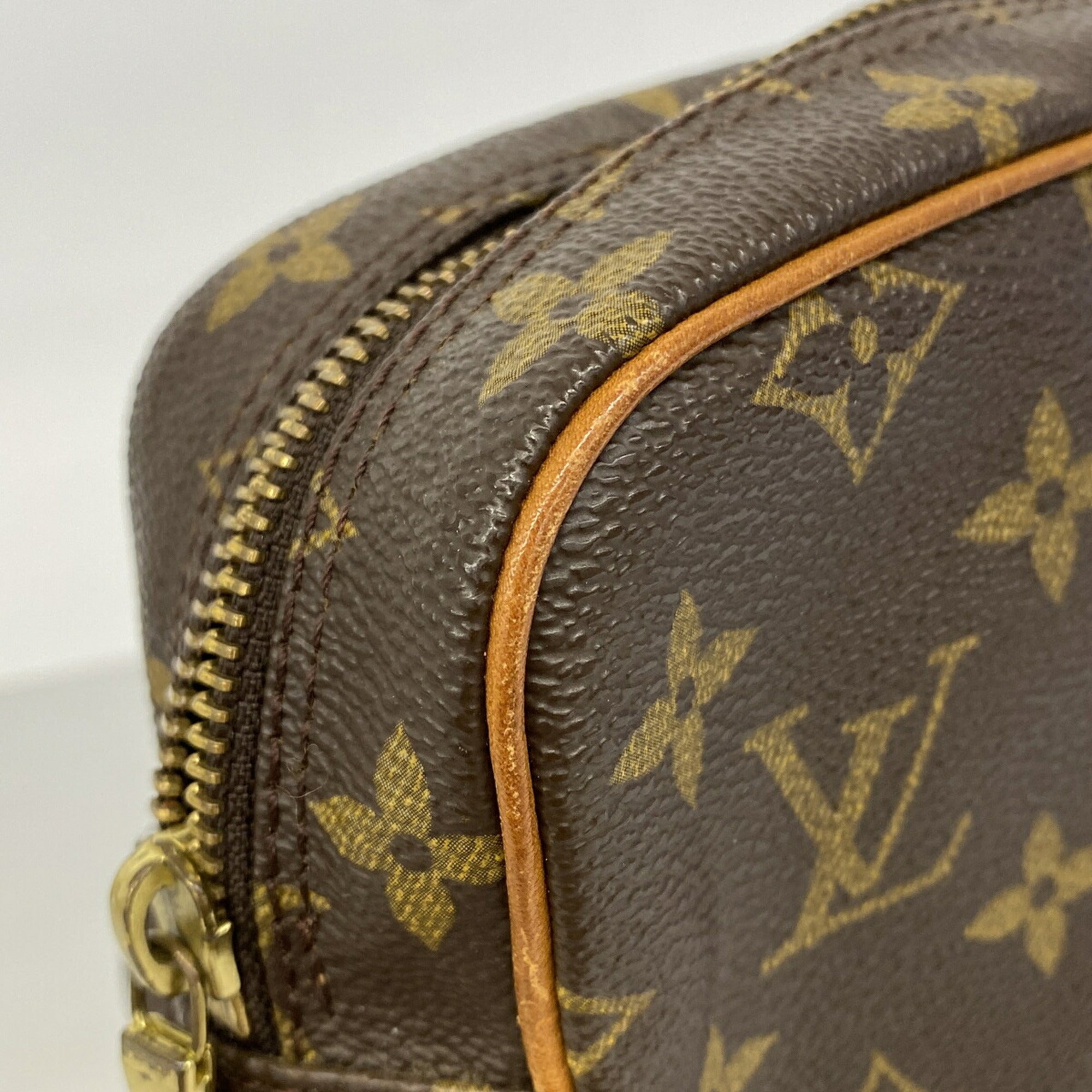 Louis Vuitton Brown Shoulder Bag (Pre-Owned)