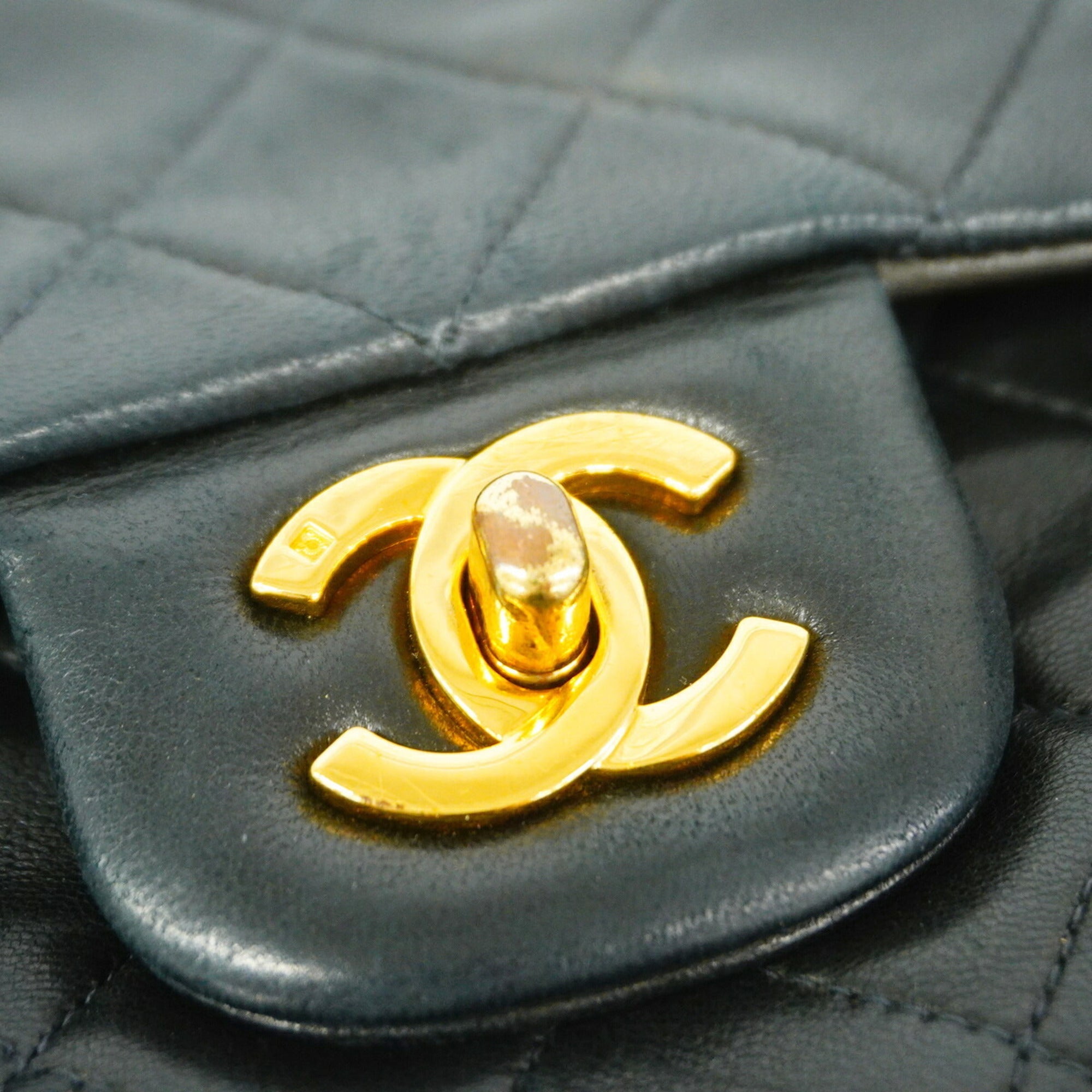 Chanel Black Leather Shoulder Bag (Pre-Owned)