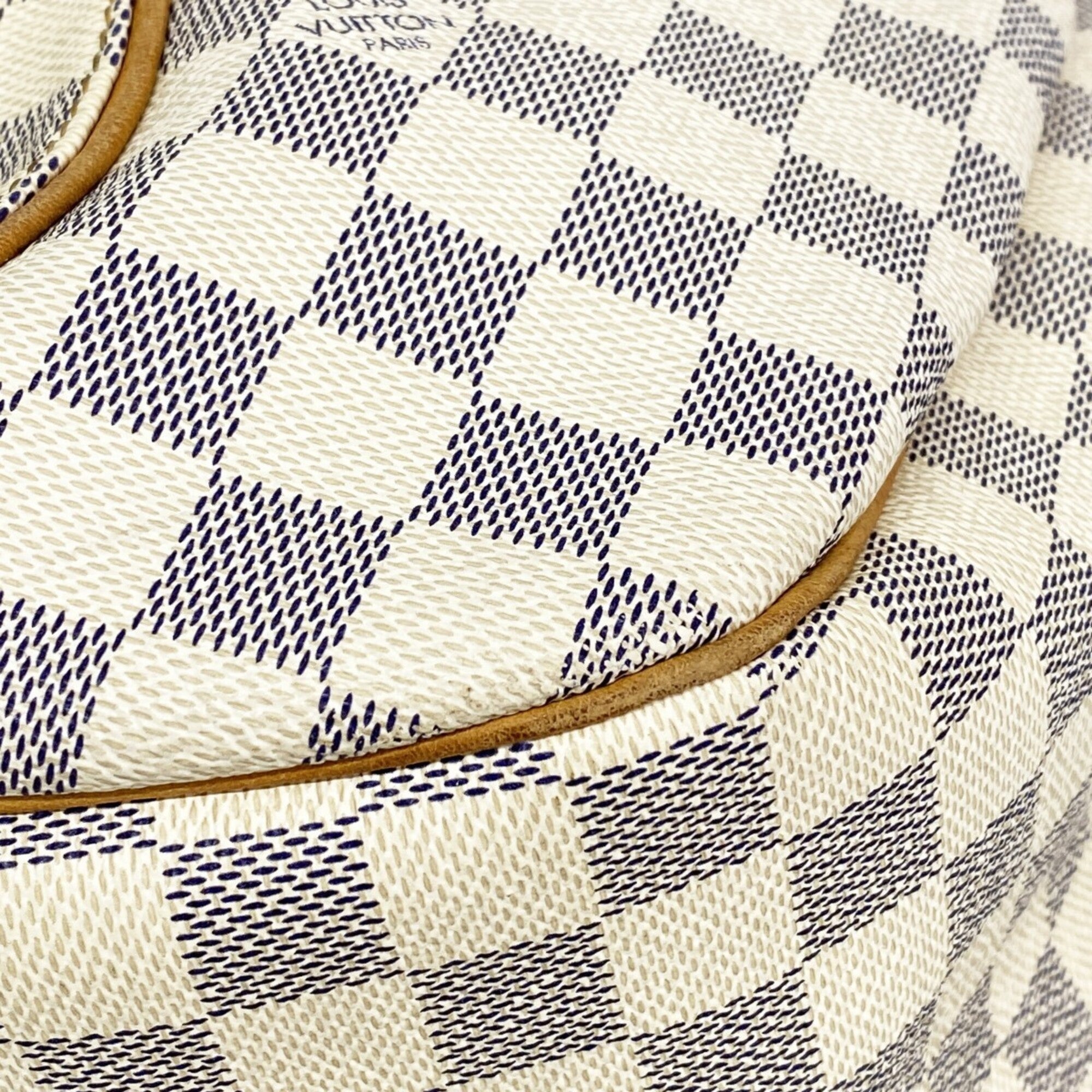 Louis Vuitton White Shoulder Bag (Pre-Owned)