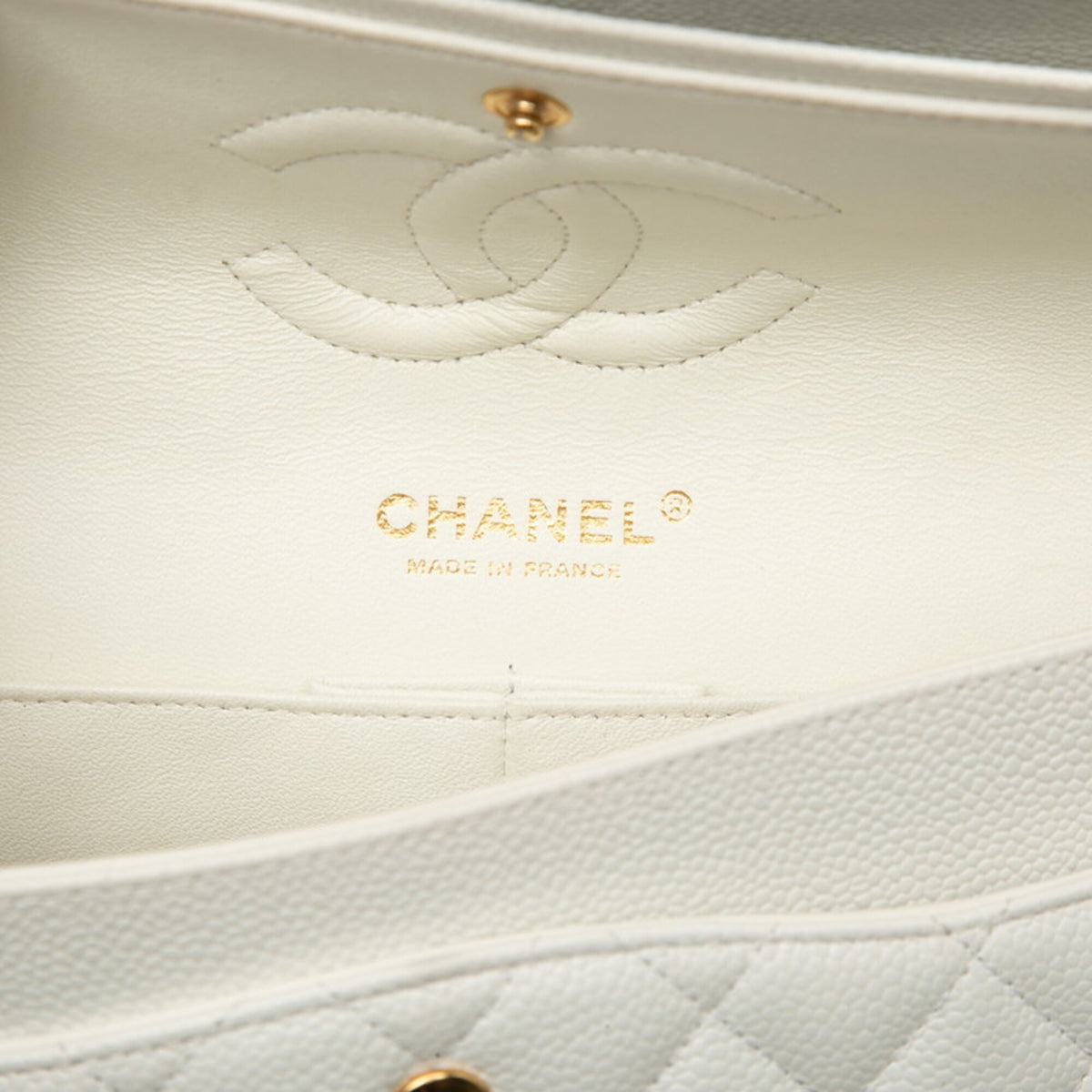 Chanel White Grained Calfskin Shoulder Bag (Pre-Owned)