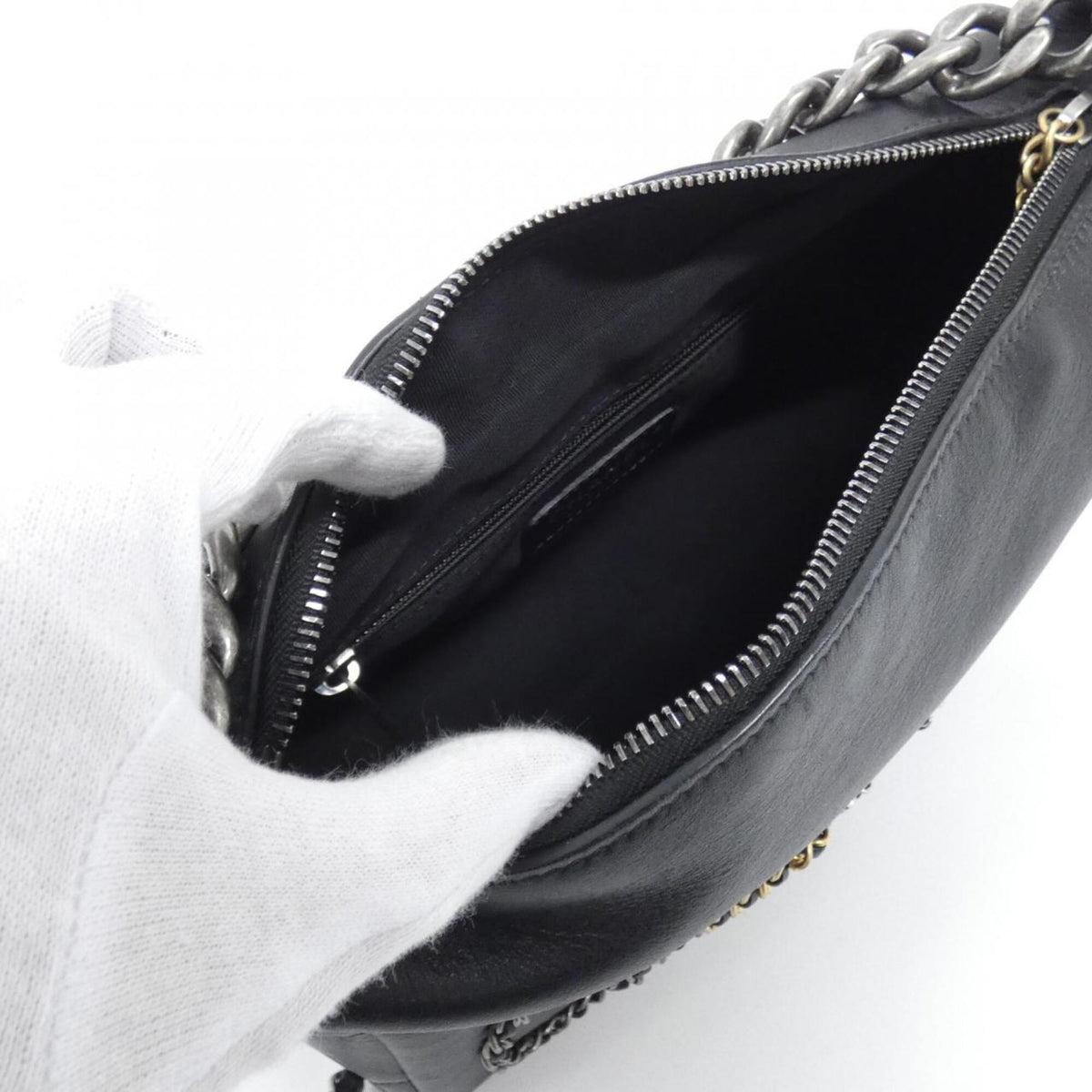 Chanel Black Leather Handbag (Pre-Owned)