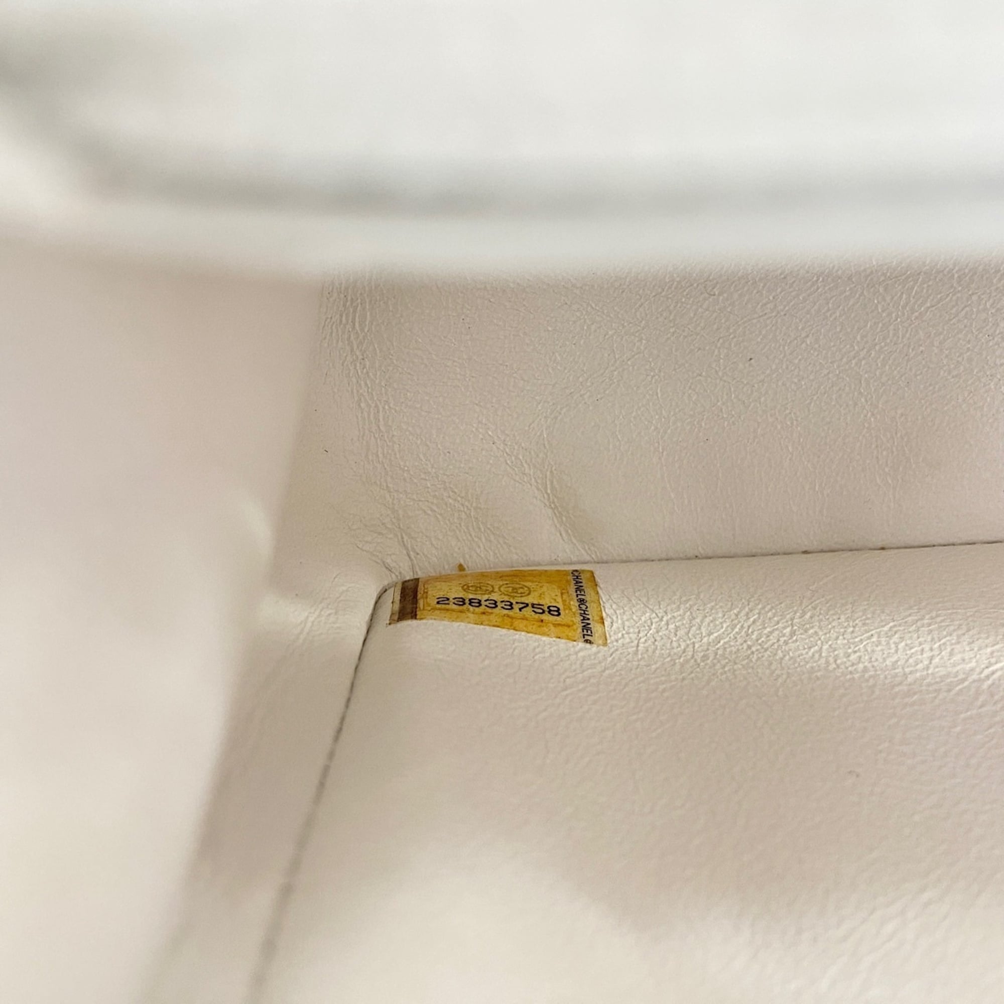 Chanel Matelasse White Shoulder Bag (Pre-Owned)