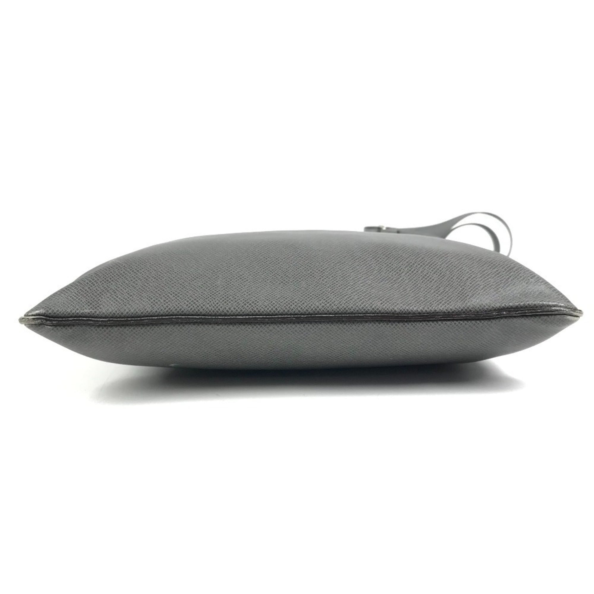Louis Vuitton Glacier Gray Taiga Leather Leather Pochette Shoulder Bag (Pre-Owned)