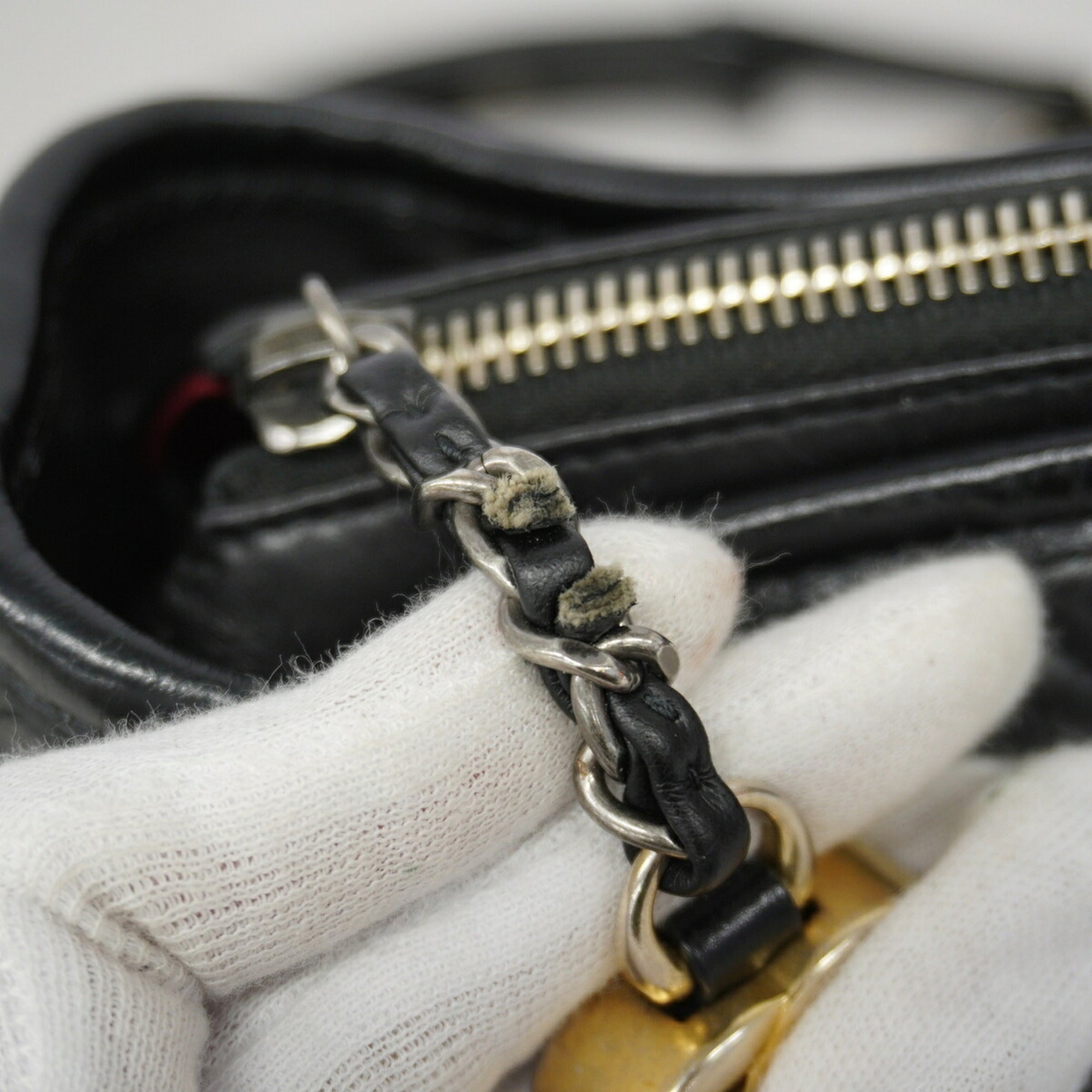 Chanel Black Leather Shoulder Bag (Pre-Owned)