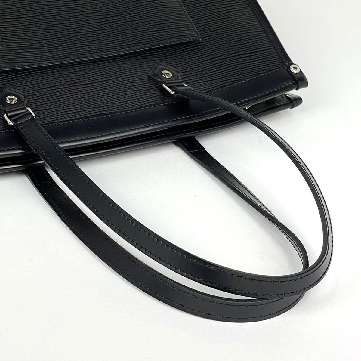 Louis Vuitton Black Noir Epi Leather Handbag Shoulder Bag (Pre-Owned)