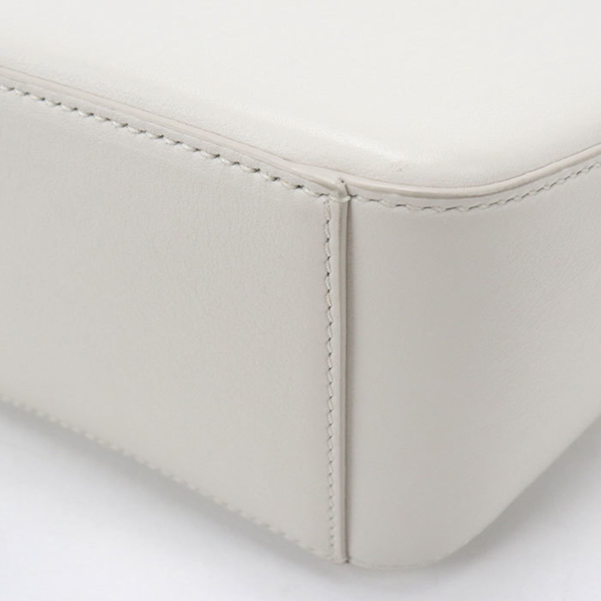 Loewe White Leather Shoulder Bag (Pre-Owned)