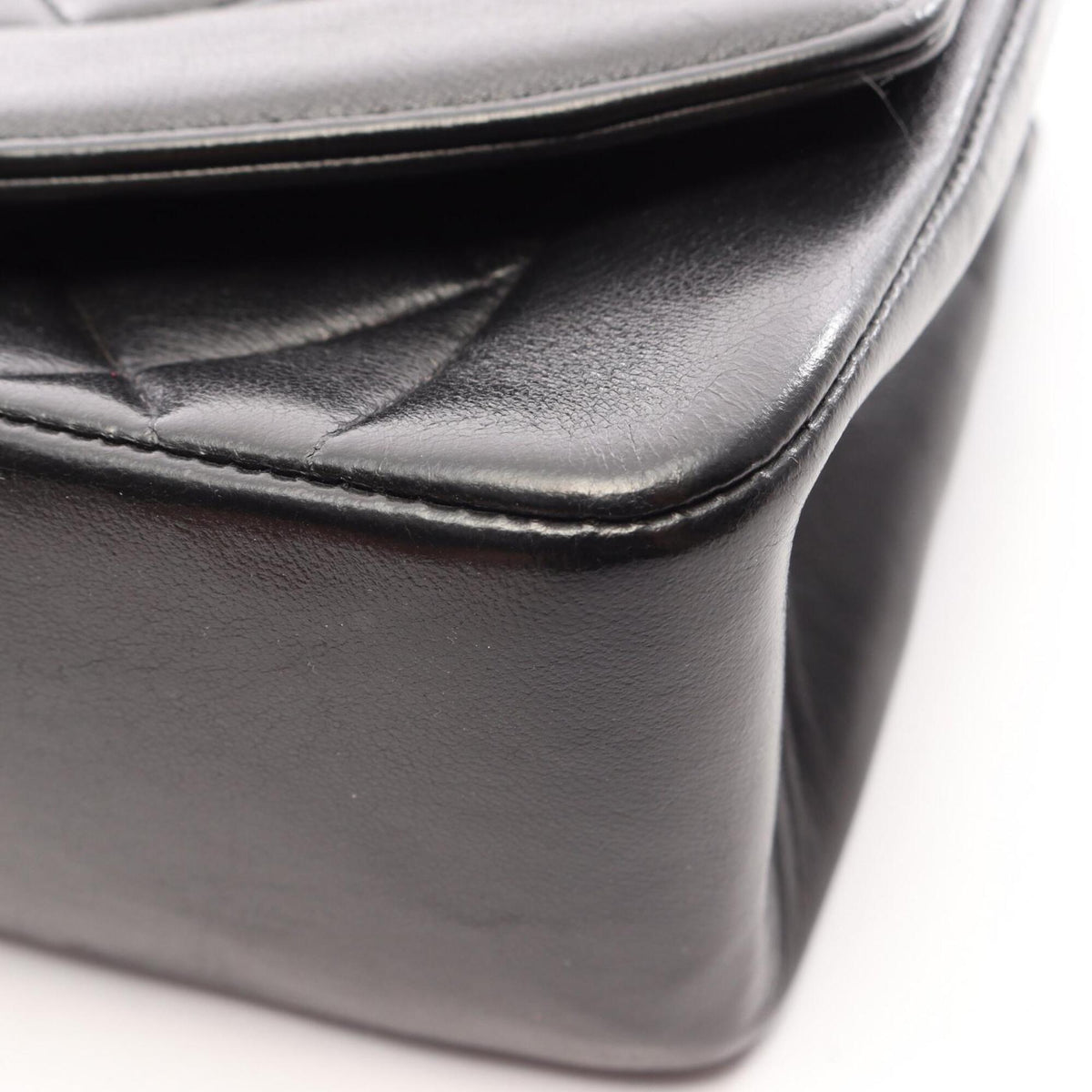 Chanel Black Leather Shoulder Bag (Pre-Owned)
