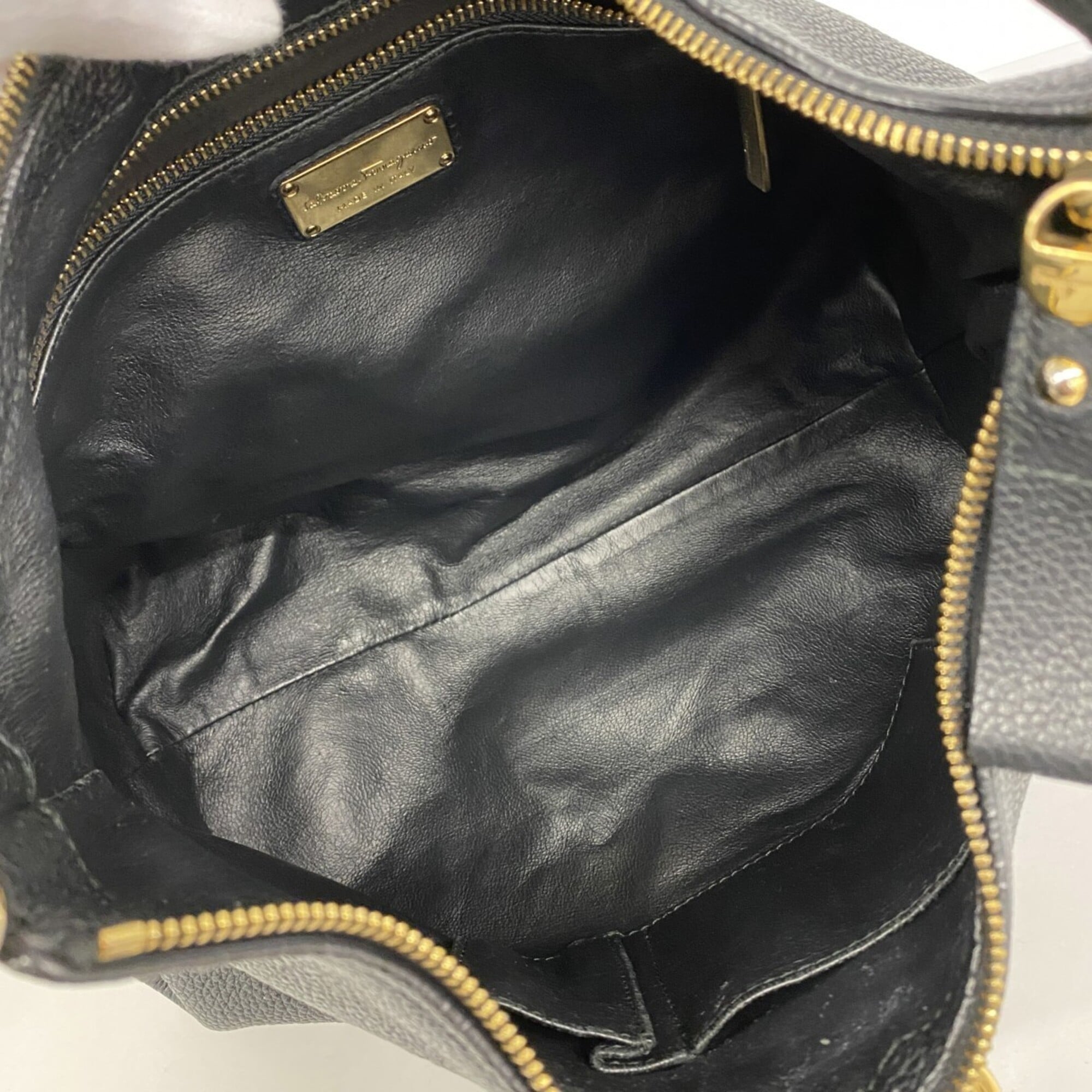 Salvatore Ferragamo Black Leather Shoulder Bag (Pre-Owned)