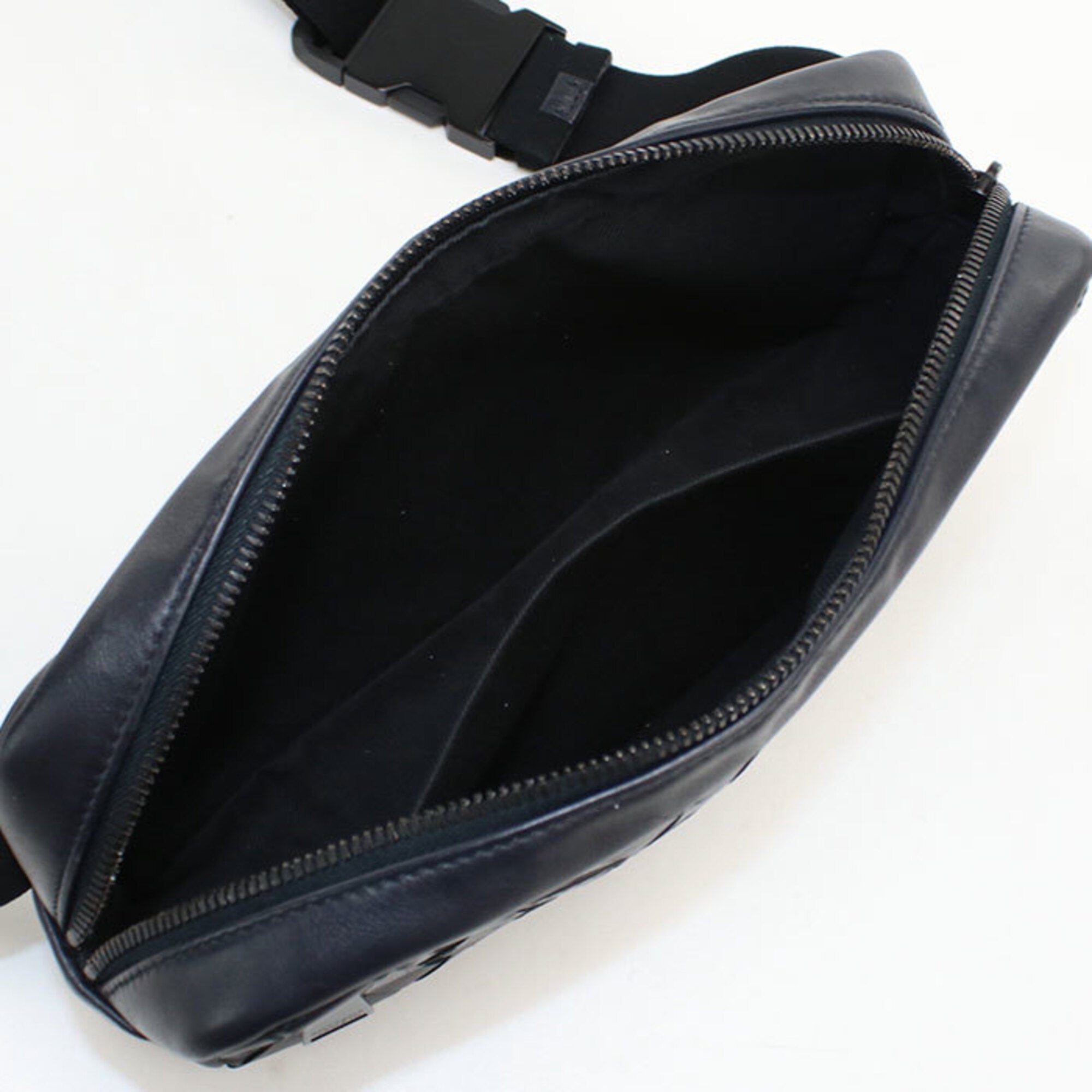 Bottega Veneta Black Leather Sling Bag (Pre-Owned)