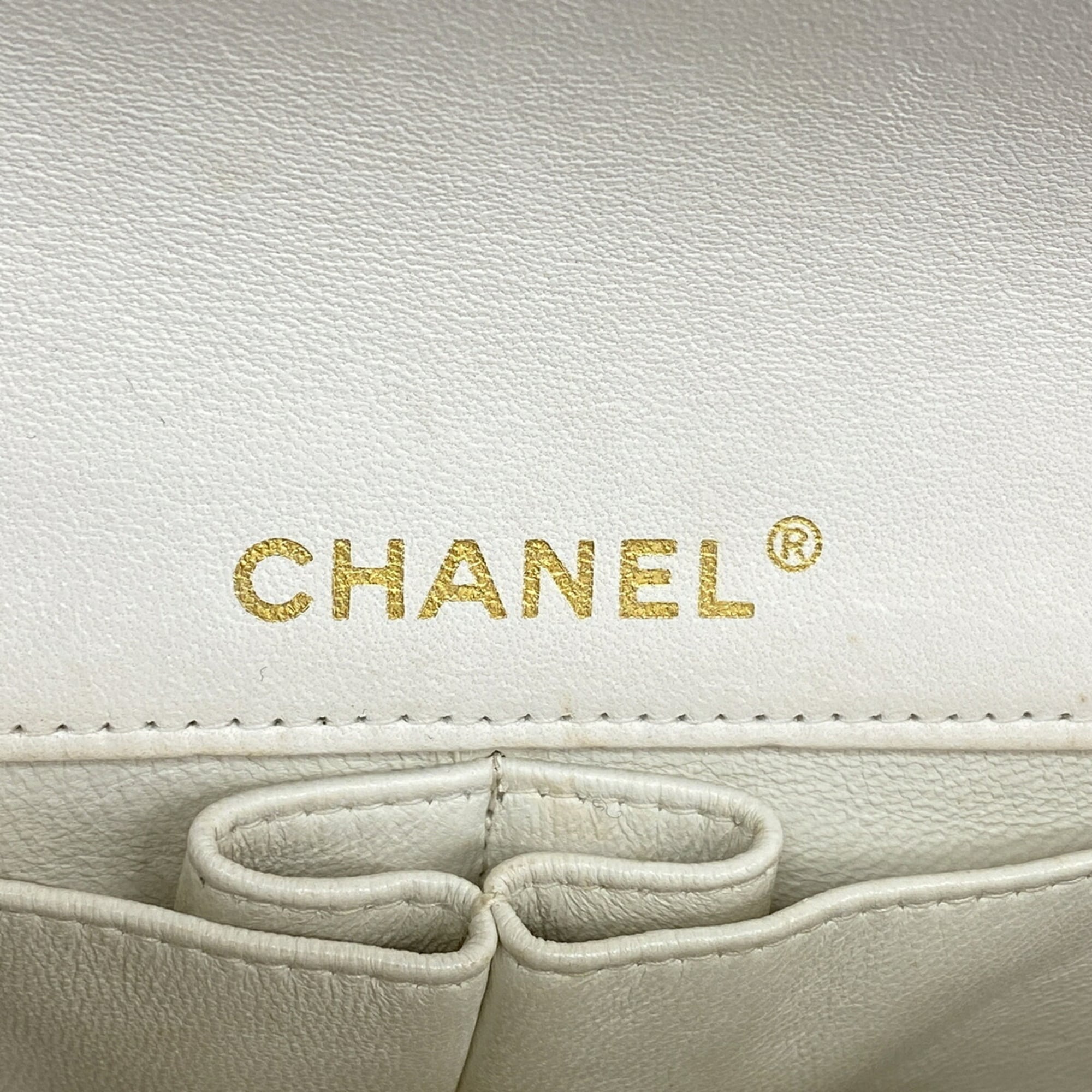 Chanel White Leather Shoulder Bag (Pre-Owned)