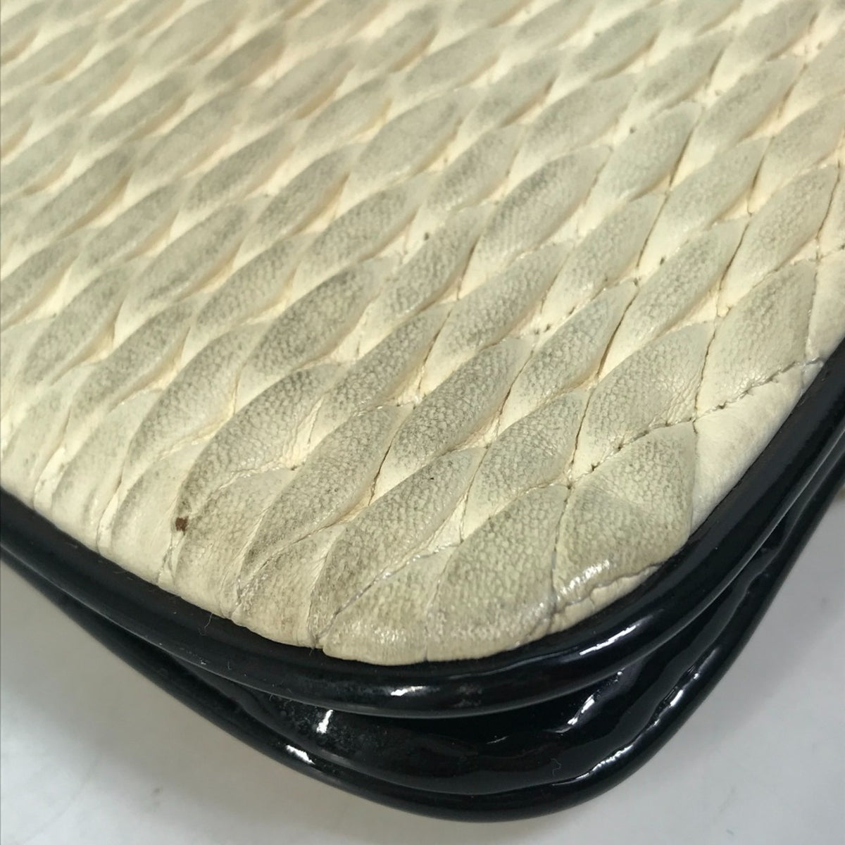 Chanel White Leather Shoulder Bag (Pre-Owned)